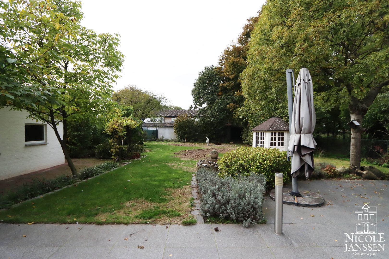 Zeer ruime gezinswoning met vier slaapkamers, inpandige garage en mooie tuin foto 33