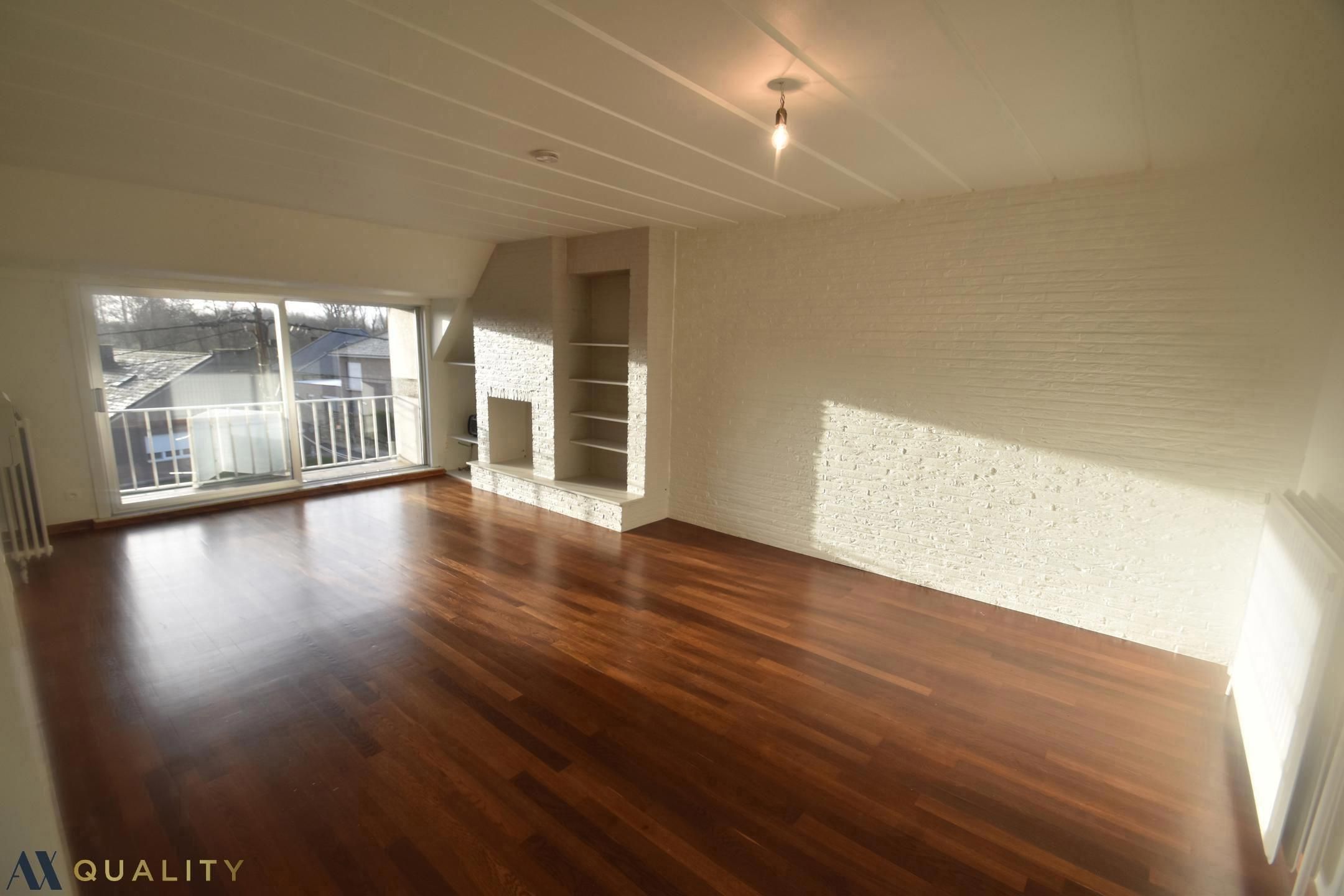 Gerenoveerd 2-slaapkamerappartement met terras (6,5 m²) en balkon,  bergzolder, autostaanplaats en private berging 6,5 m² en 16 m² foto 3