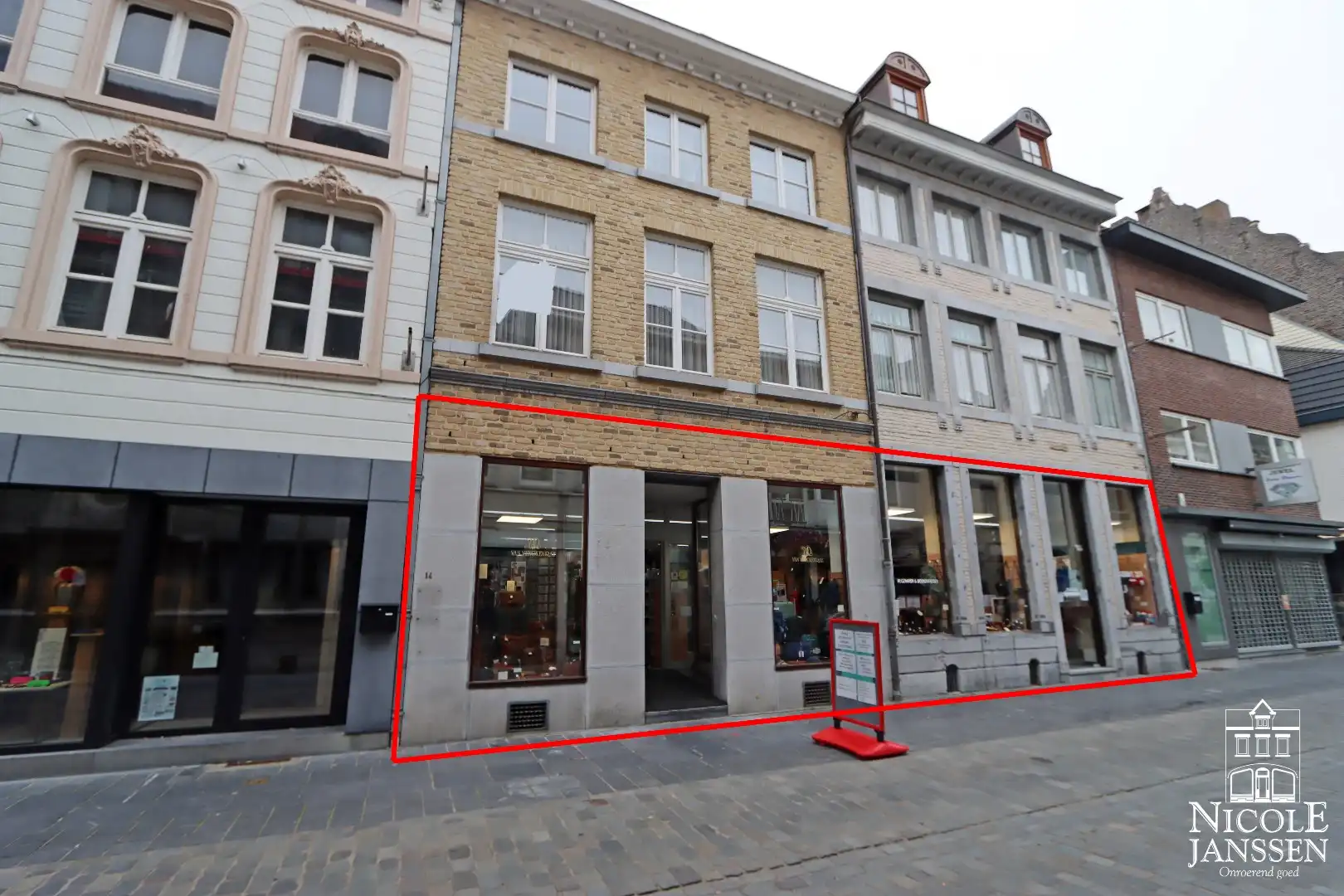 Gelijkvloers handelspand/kantoorruimte foto {{pictureIndex}}