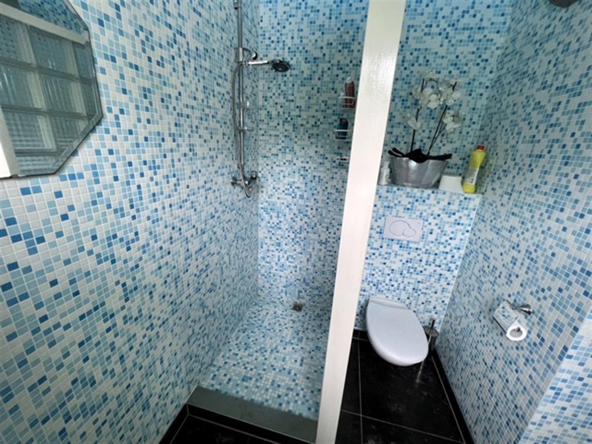 Villa met binnen en buitenzwembad foto 22