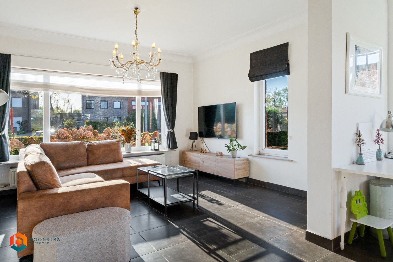 Instapklare woning met 2 slpkrs, tuin, garage en carport te Emblem foto 2