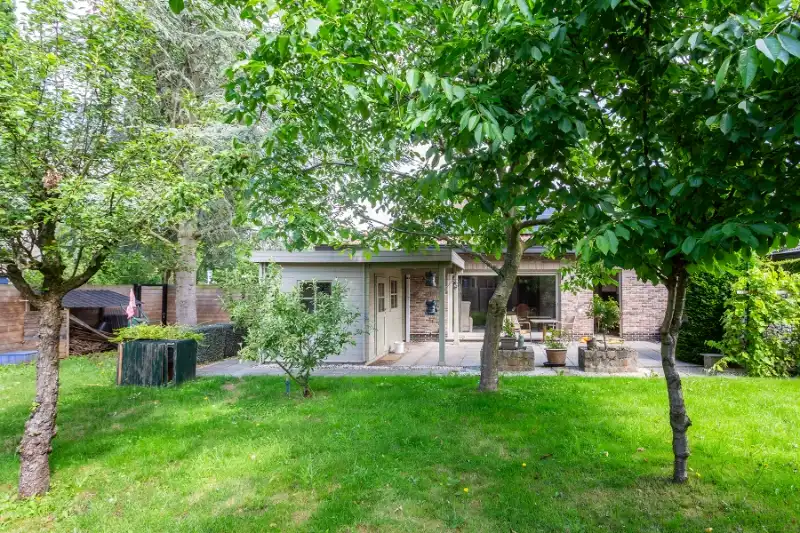 Villa op toplocatie, uiterst veel privacy in zeer rustige straat! foto 3