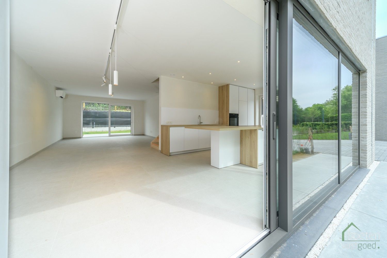Koksijde/Sint-Idesbald: Energiezuinige en kwalitatief afgewerkte nieuwbouwwoning met 3 slaapkamers, carport en gezellig tuintje op 317m² grondopp. foto 9