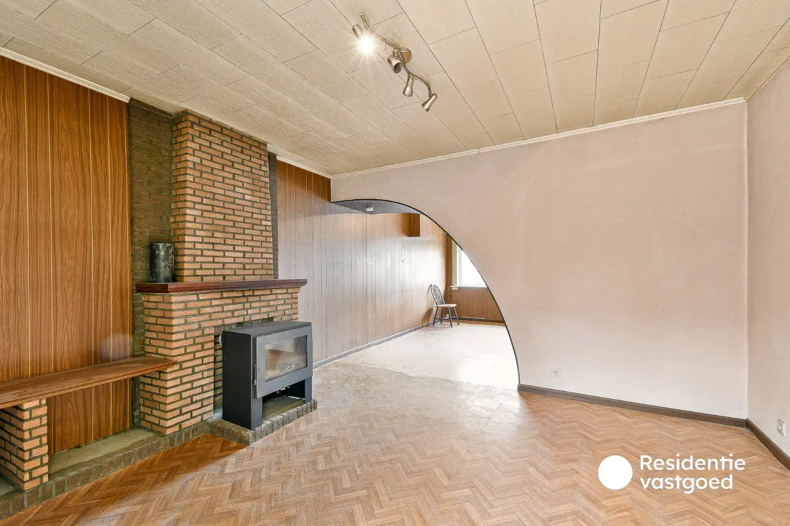 Te renoveren rijwoning met twee slaapkamers en tuin foto 2