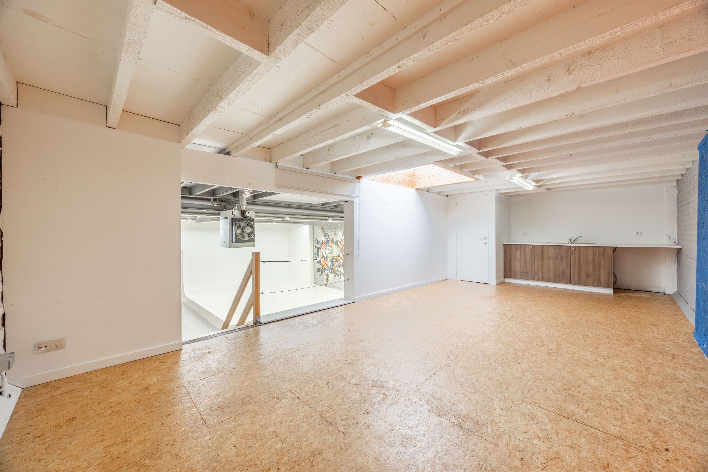 CENTRAAL GELEGEN HANDELSPAND MET TAL VAN MOGELIJKHEDEN IN ZWEVEGEM! foto 7