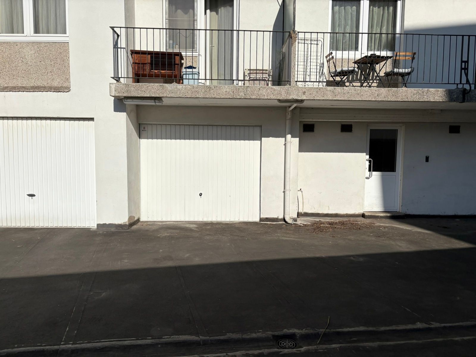 Ruime afgesloten garagebox, onmiddellijk beschikbaar. foto 2
