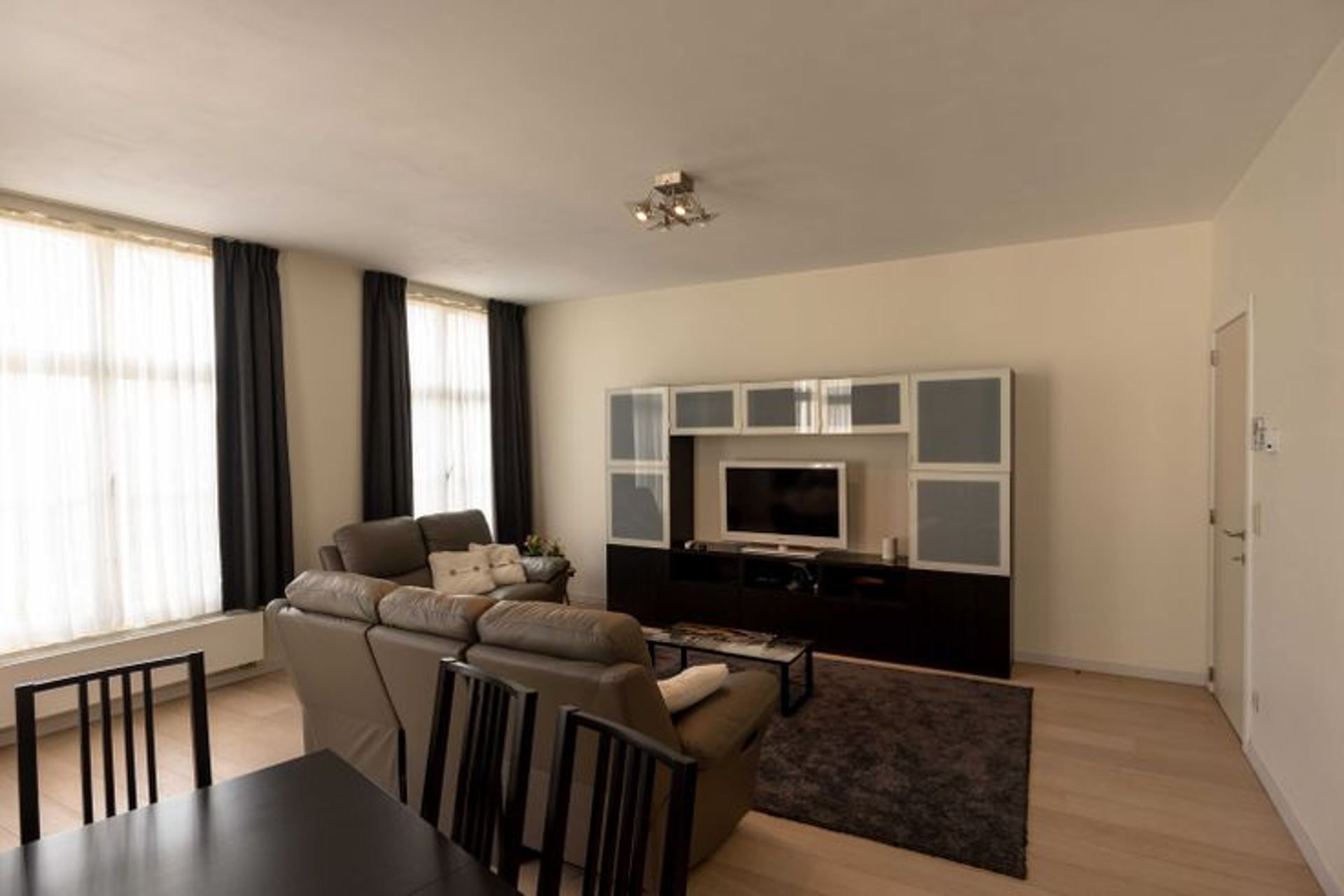 Mooie volledig gemeubileerde flat te huur gelegen in EU wijk foto 5