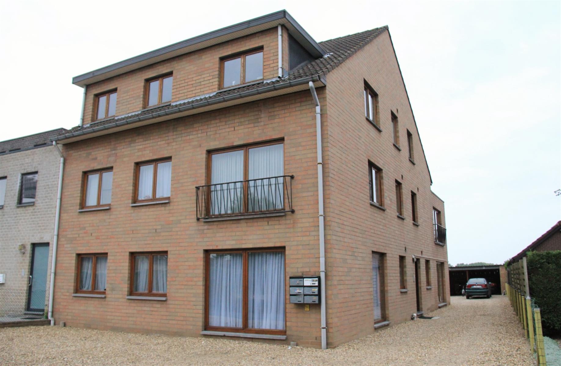 OPBRENGSTPAND BESTAANDE UIT 5 APPARTEMENTEN + 1 STUDIO + 4 CARPORTS GELEGEN NABIJ HET CENTRUM VAN LANKLAAR  foto {{pictureIndex}}