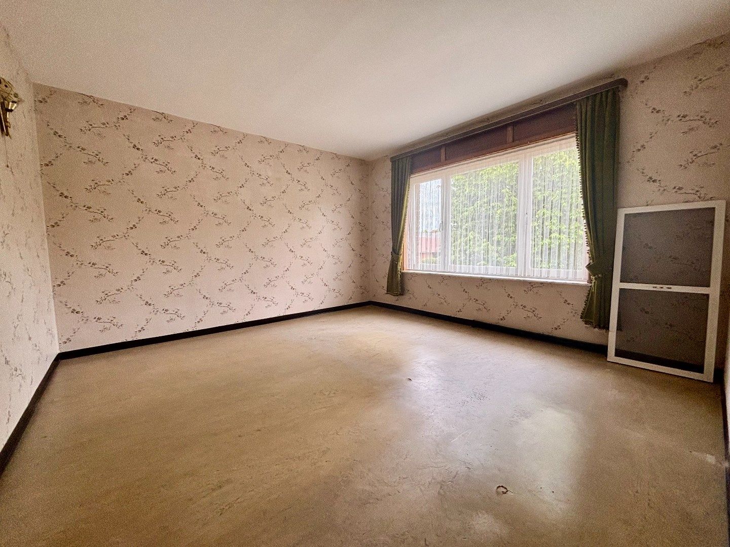 Ruime en kloeke halfopen woning met zonnige tuin. Opp:555m². foto 18