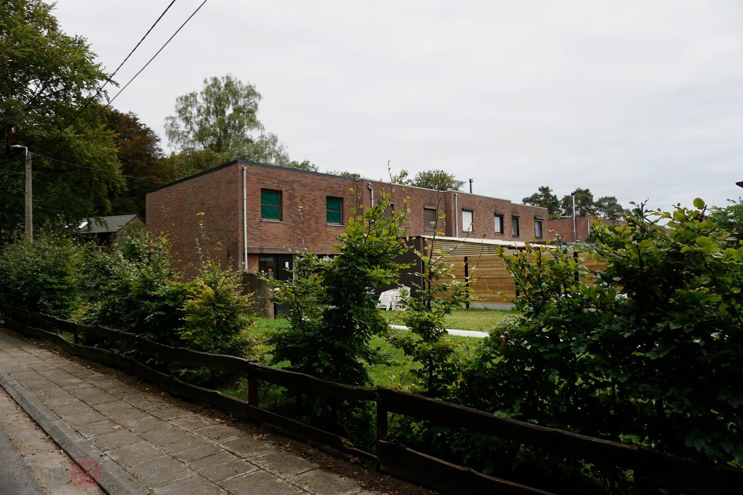 Volledig gerenoveerde half-open bebouwing met grote tuin, 3 slaapkamers en garage. foto 32