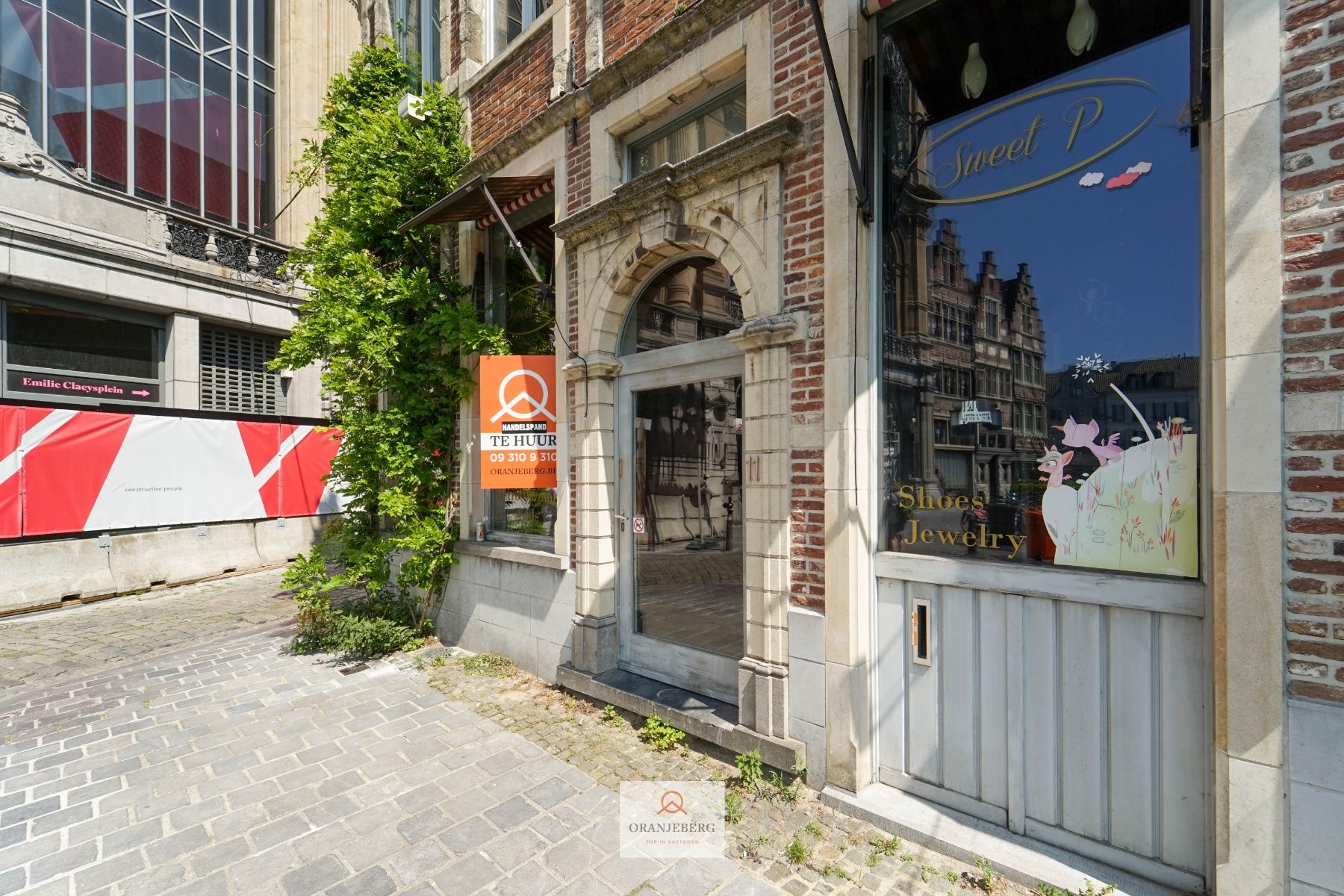 Handelspand in historisch gebouw aan de Vrijdagmarkt foto 2
