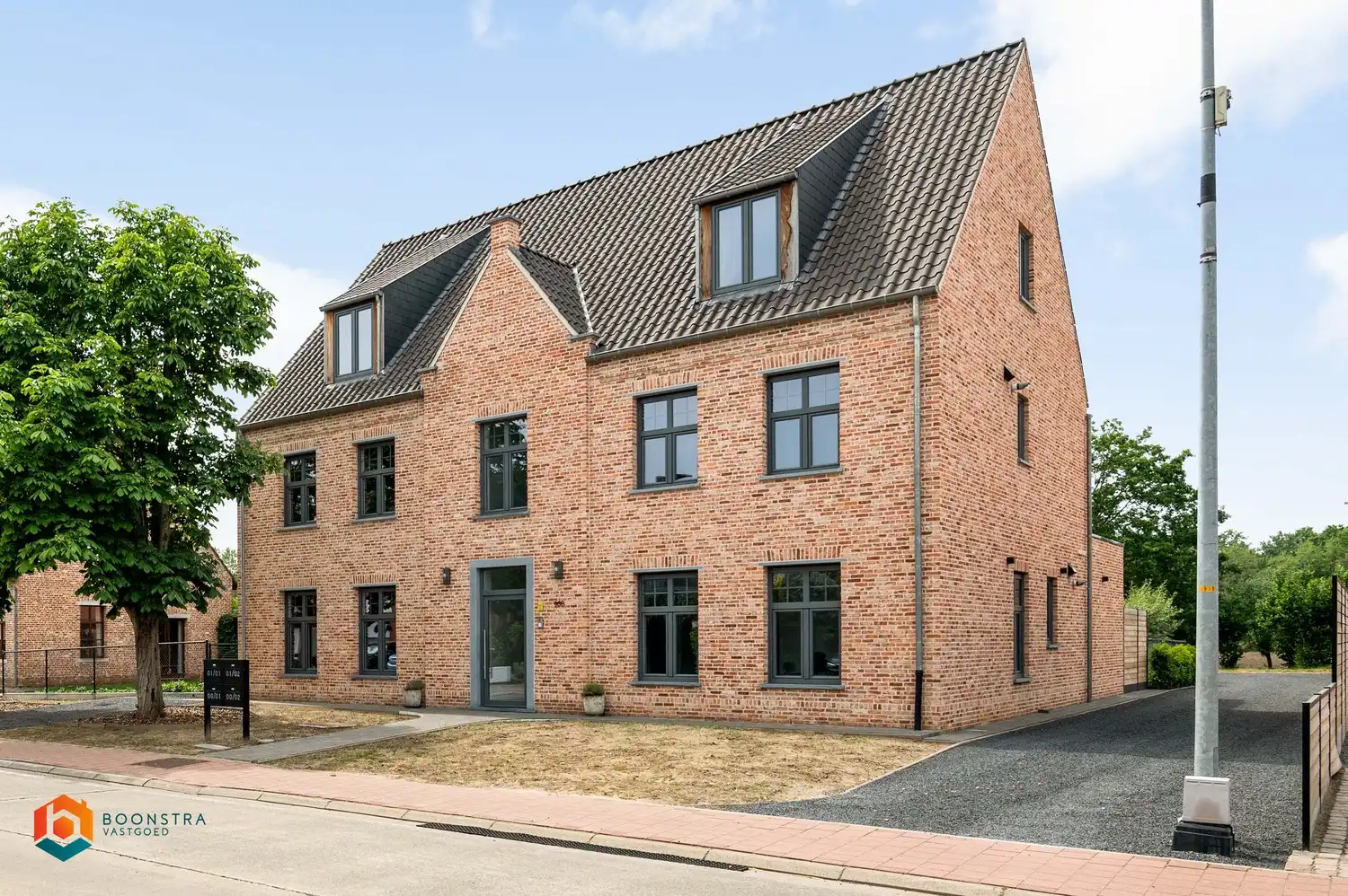 Recent gelijkvloers app. met 2 slpkrs en tuin te Grasheide foto {{pictureIndex}}