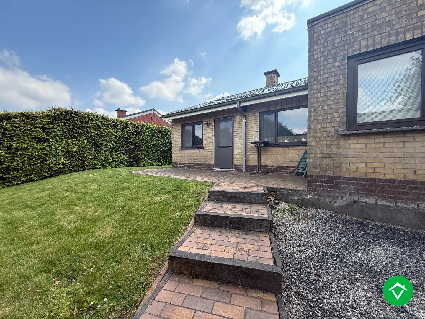 Rustig gelegen gelijkvloerse halfopen woning met 2 slpk's + dubbele garage foto 17