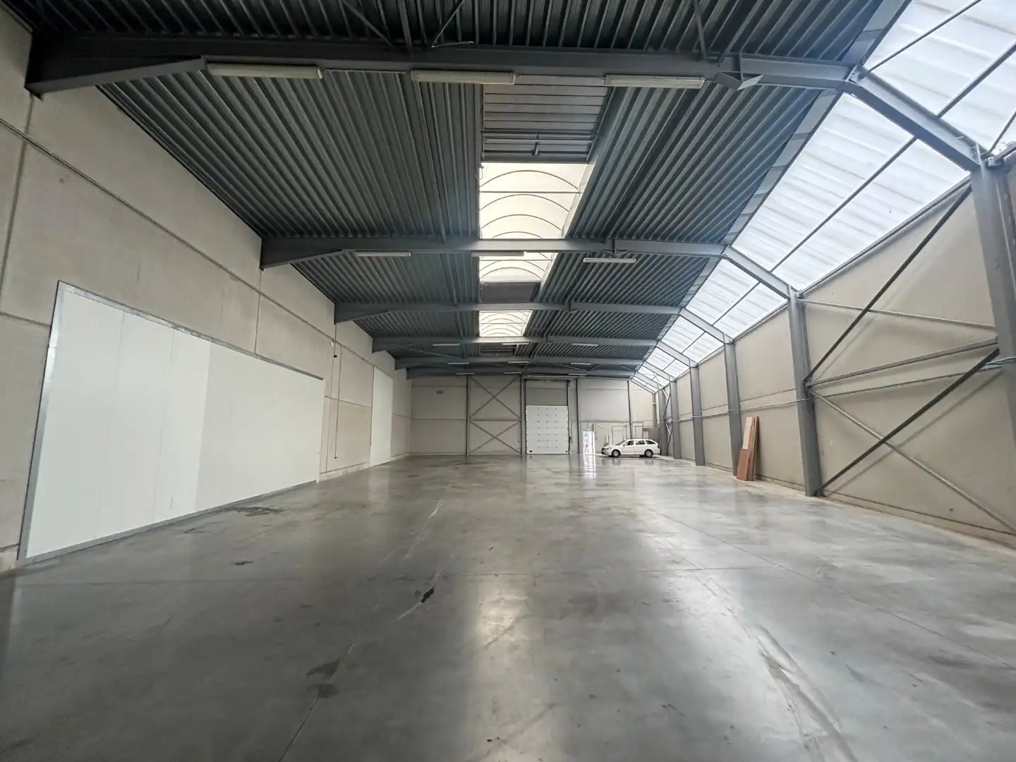 UITSTEKEND GELEGEN WERKPLAATS (699m²) + PARKING ! foto 2