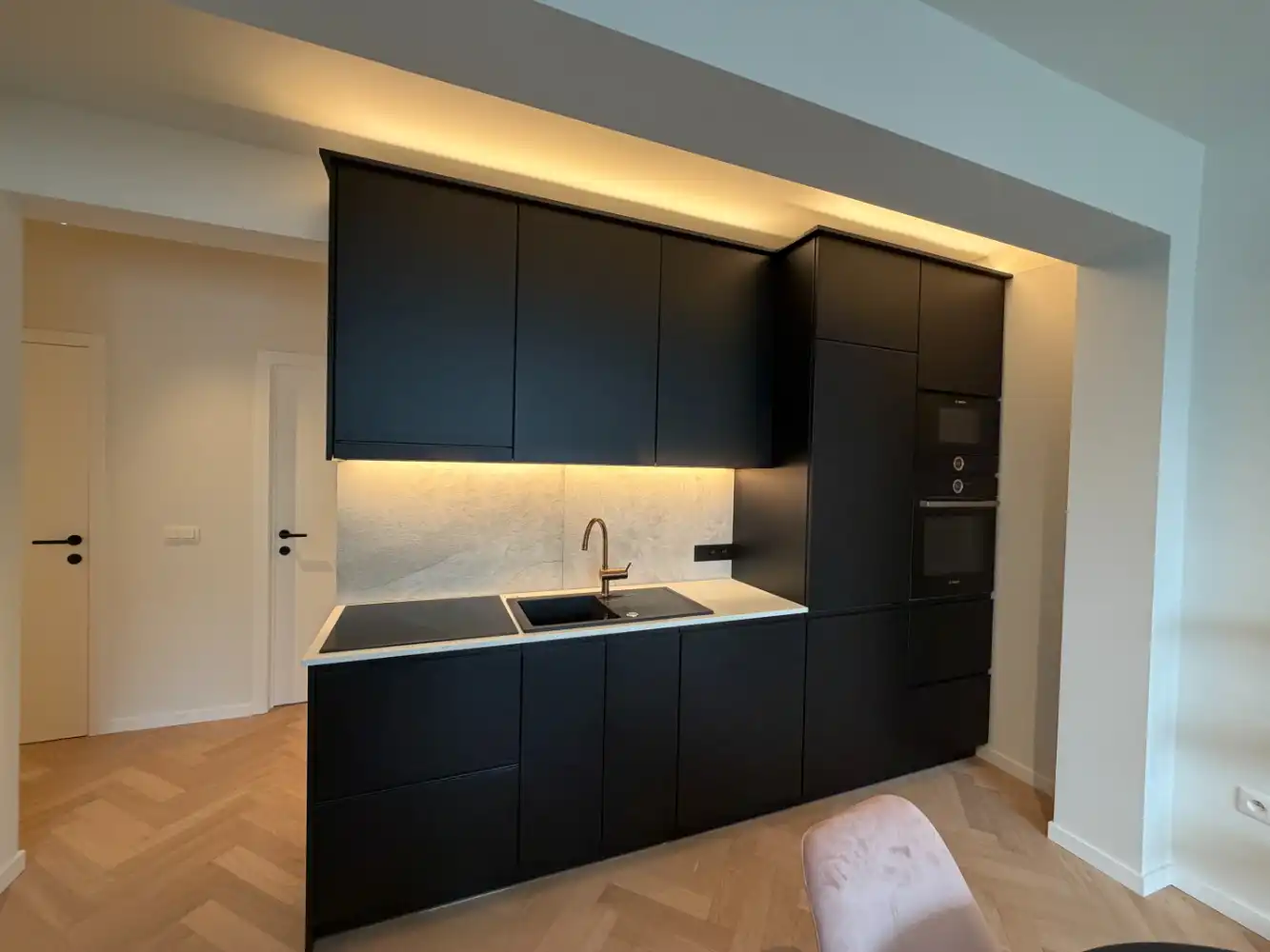 Volledig gerenoveerd appartement met twee slaapkamers. Dit instapklaar appartement wordt gemeubeld verhuurd. foto 4