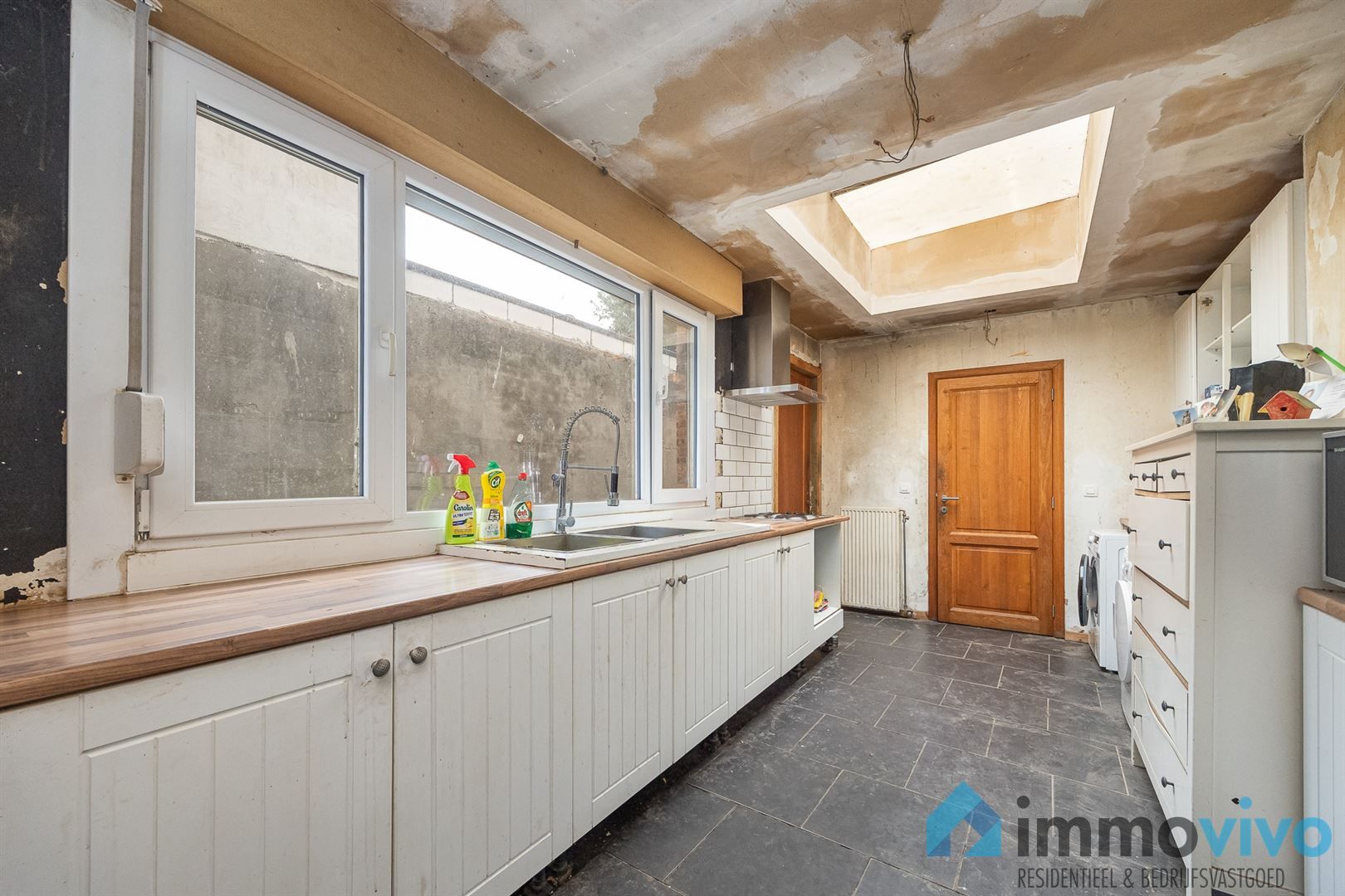 Te renoveren gezinswoning met 2/3 slaapkamers en zuidgerichte tuin. foto 6