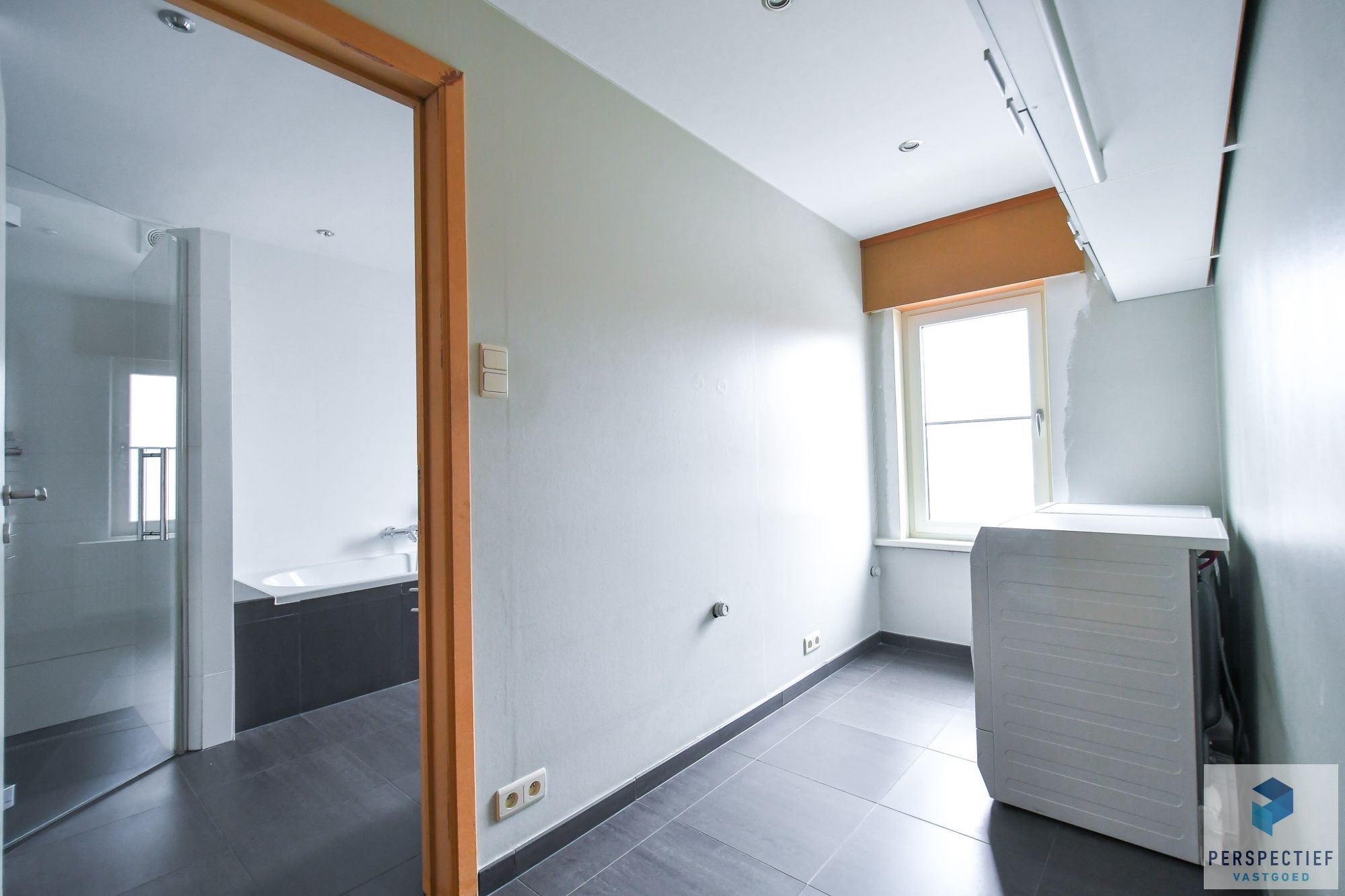 Rustig gelegen ruime halfopen woning met recent bijgebouw/garage op 454m² foto 12