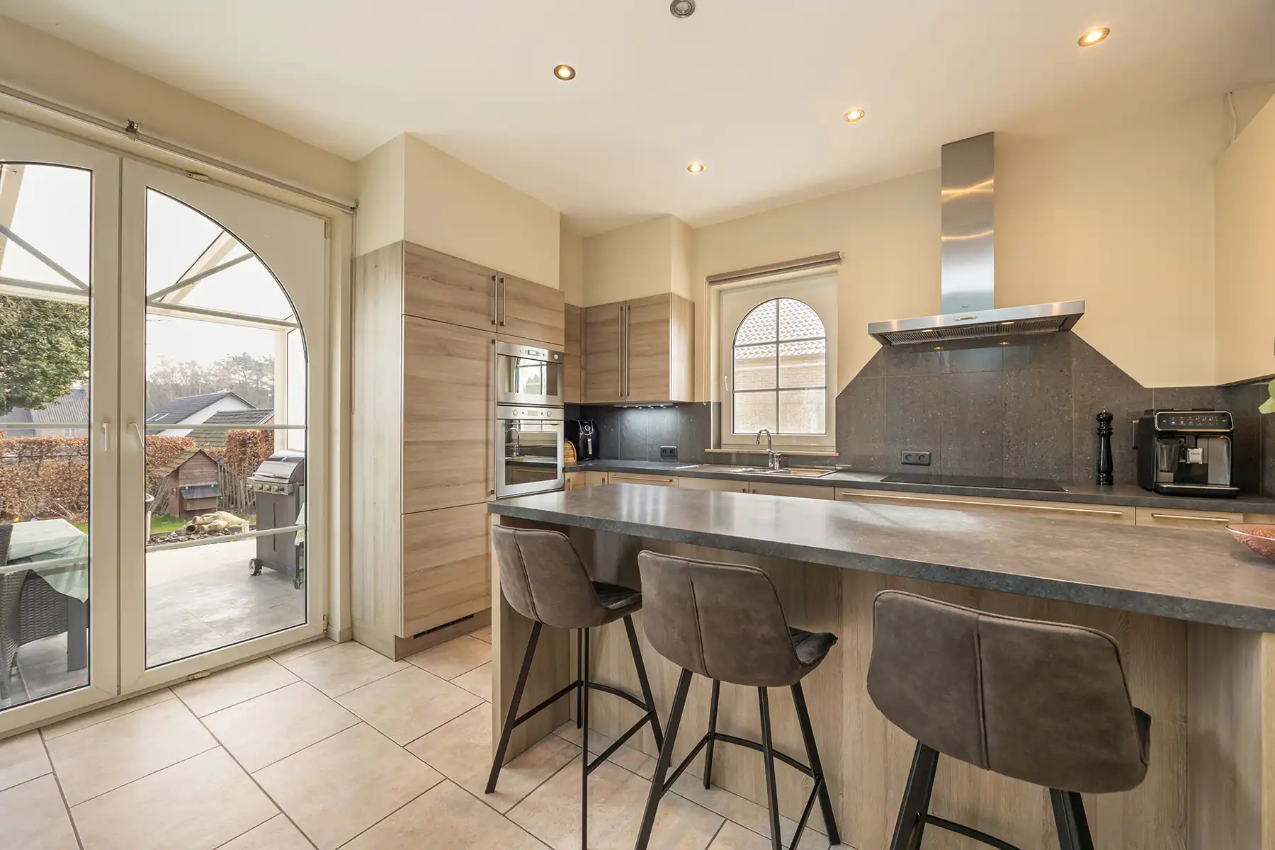 INSTAPKLARE, RIANTE GEZINSWONING MET 5 SLAAPKAMERS,  RUIMTE VOOR VRIJ BEROEP, INPANDIGE GARAGE IN KELDER EN GUNSTIG EPC OP PERCEEL VAN 11A30CA TE OUDSBERGEN foto 7