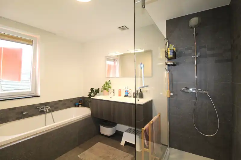 Energiezuinige woning op boogscheut van het centrum van Roeselare foto 12