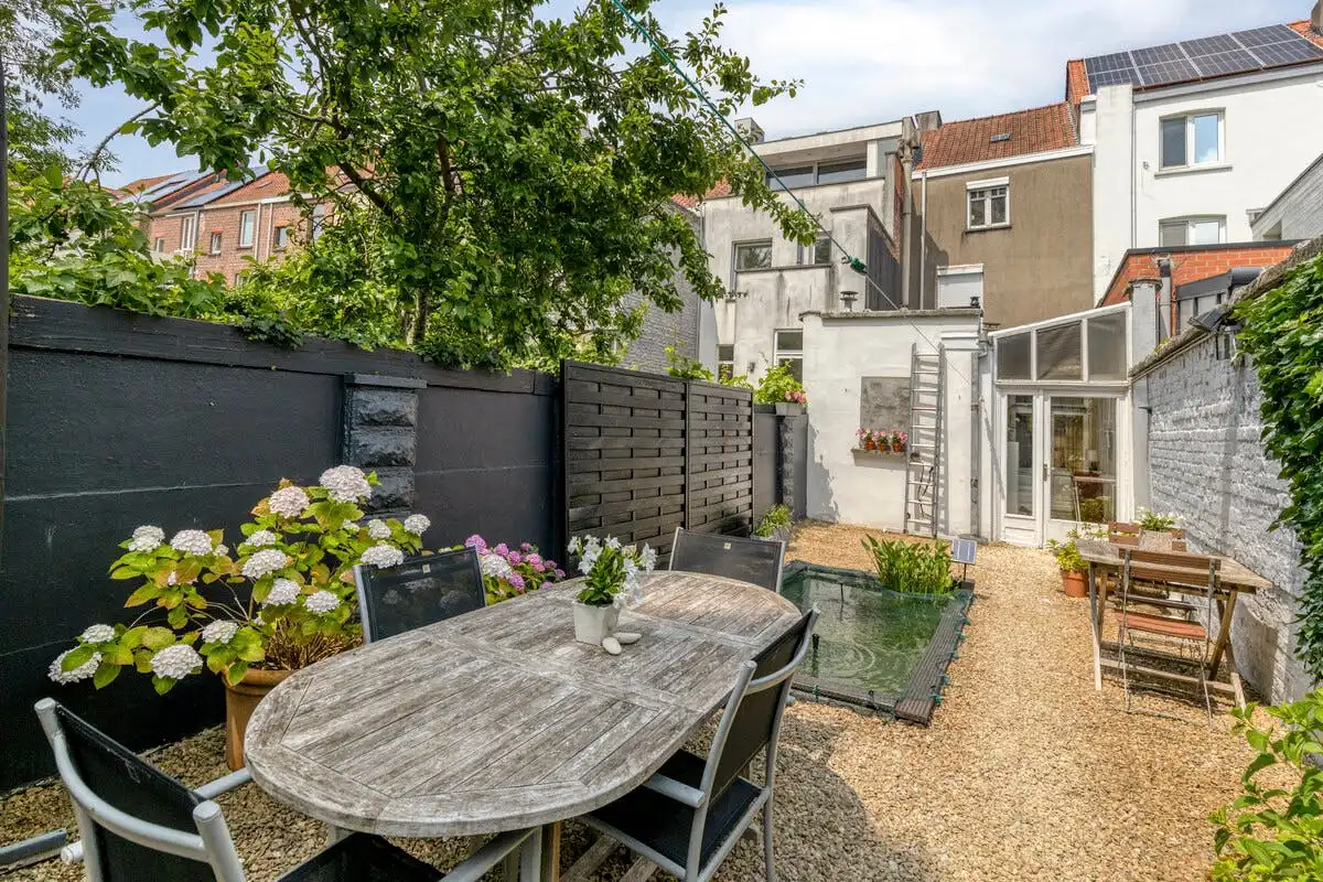 Karaktervol burgerhuis met authentieke elementen en charmante stadstuin foto 17