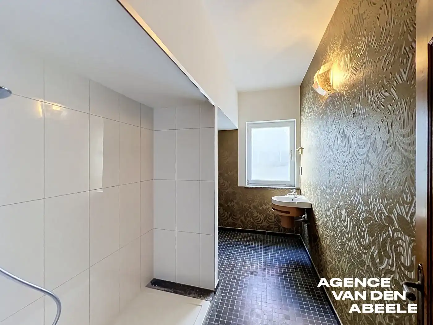 Op te frissen appartement met 2 slaapkamers aan de Sint-Annarei te Brugge foto 4