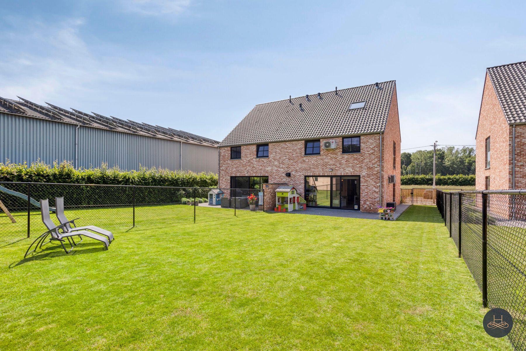 Recente moderne halfopen woning met zicht op groen foto 28