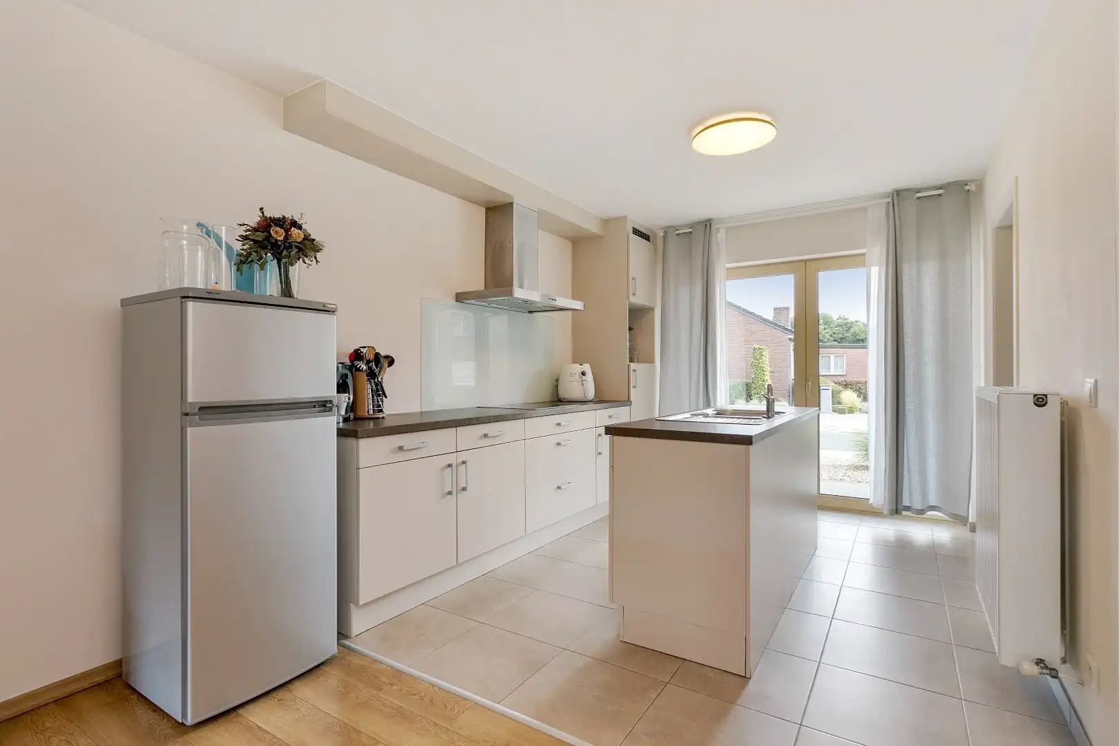 Modern, gelijkvloers appartement met 2 slpk, ondergrondse parking en tuin. foto 7