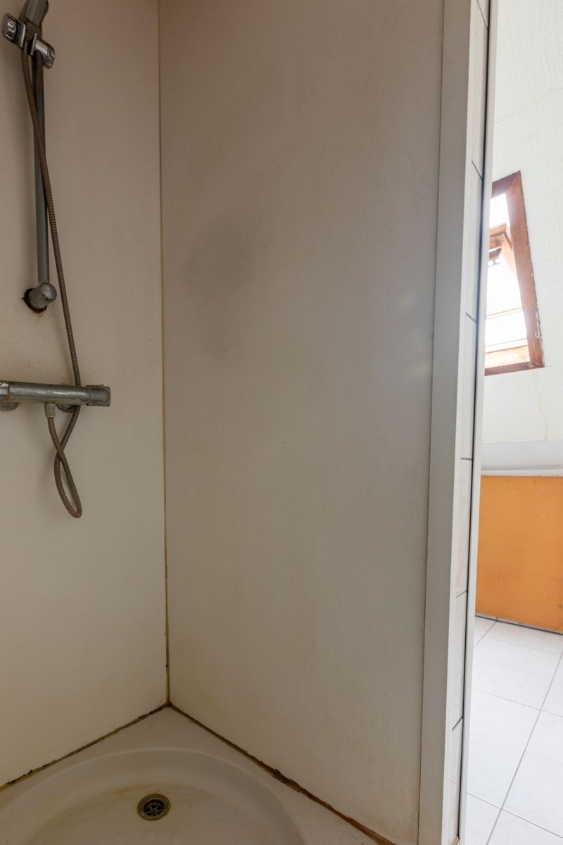 Woning met 2 slaapkamers, tuin, garage en garage- uitweg achteraan (extra parkeerplaats). Energielabel D (bijna C) foto 7