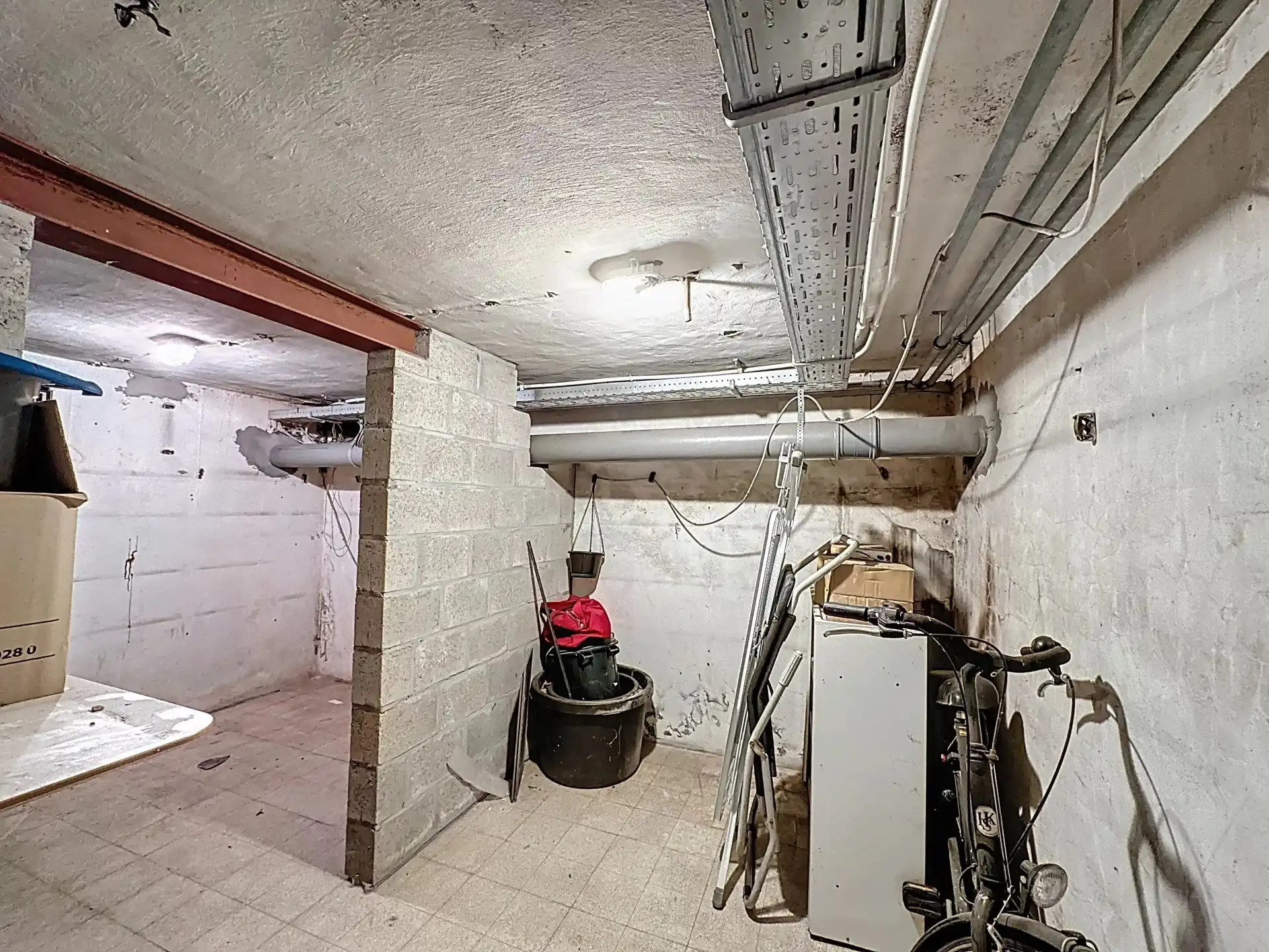 Zeer ruim en luxueus appartement met 2 slaapkamers, terras, tuin en overdekte staanplaats. foto 36