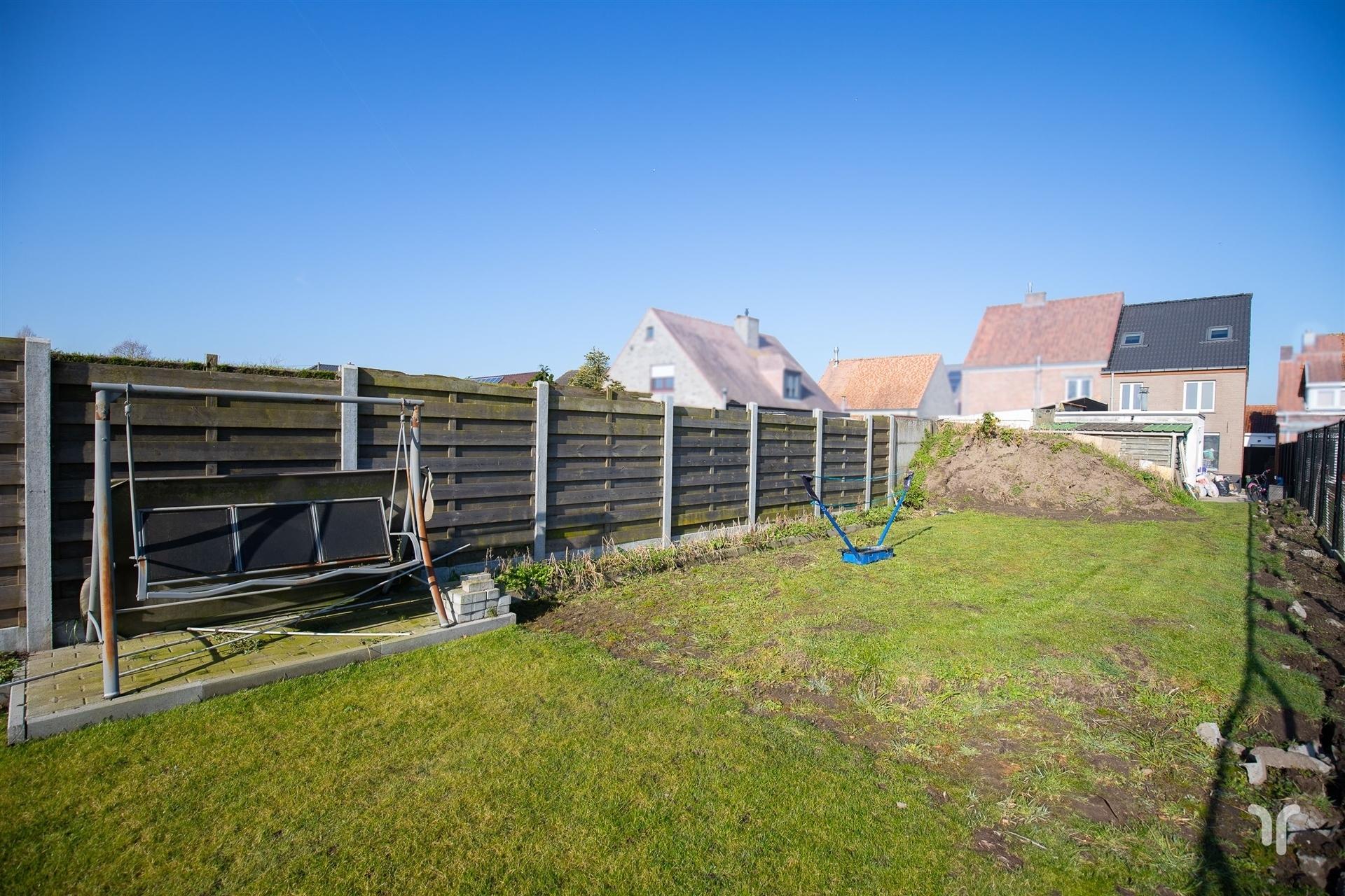 Op te frissen woning te Torhout met zonnige tuin. foto 16