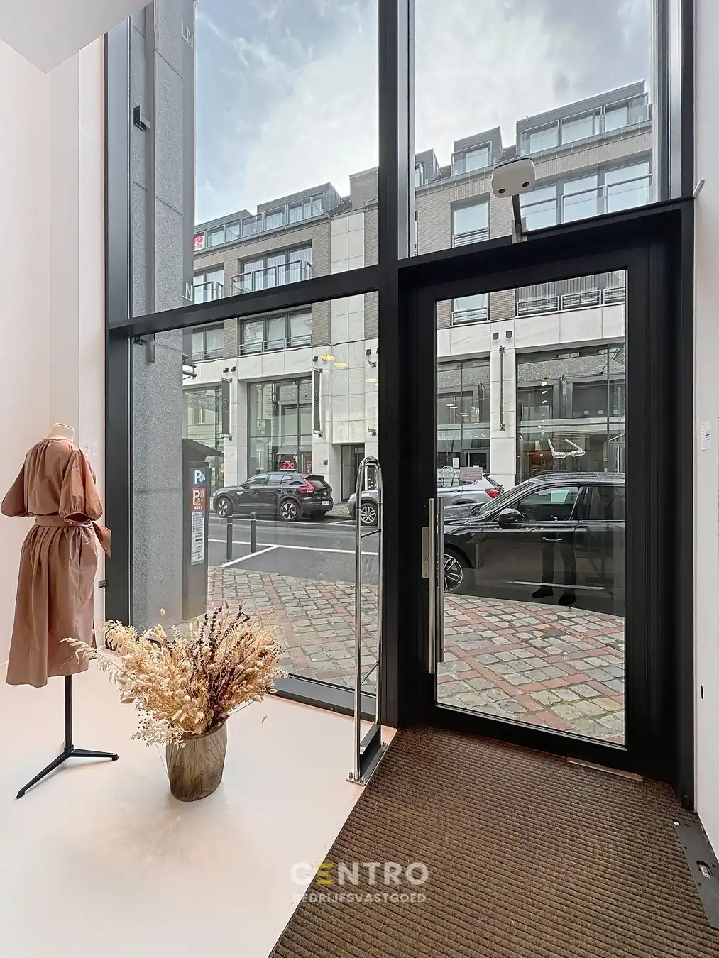 Energiezuinig WINKELPAND met industriële uitstraling in de Delaerestraat tussen stijlvolle handelszaken. foto 2