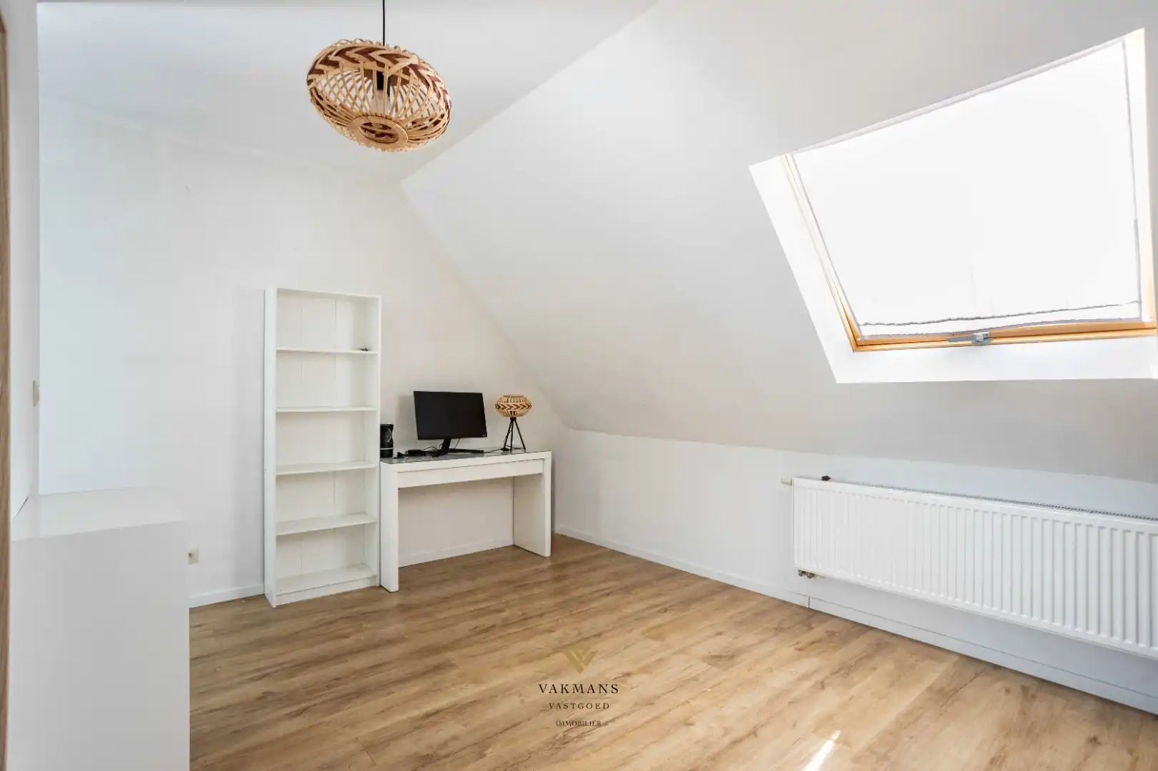 Alleenstaande woning op den buiten met 3 slaapkamers en garage foto 19