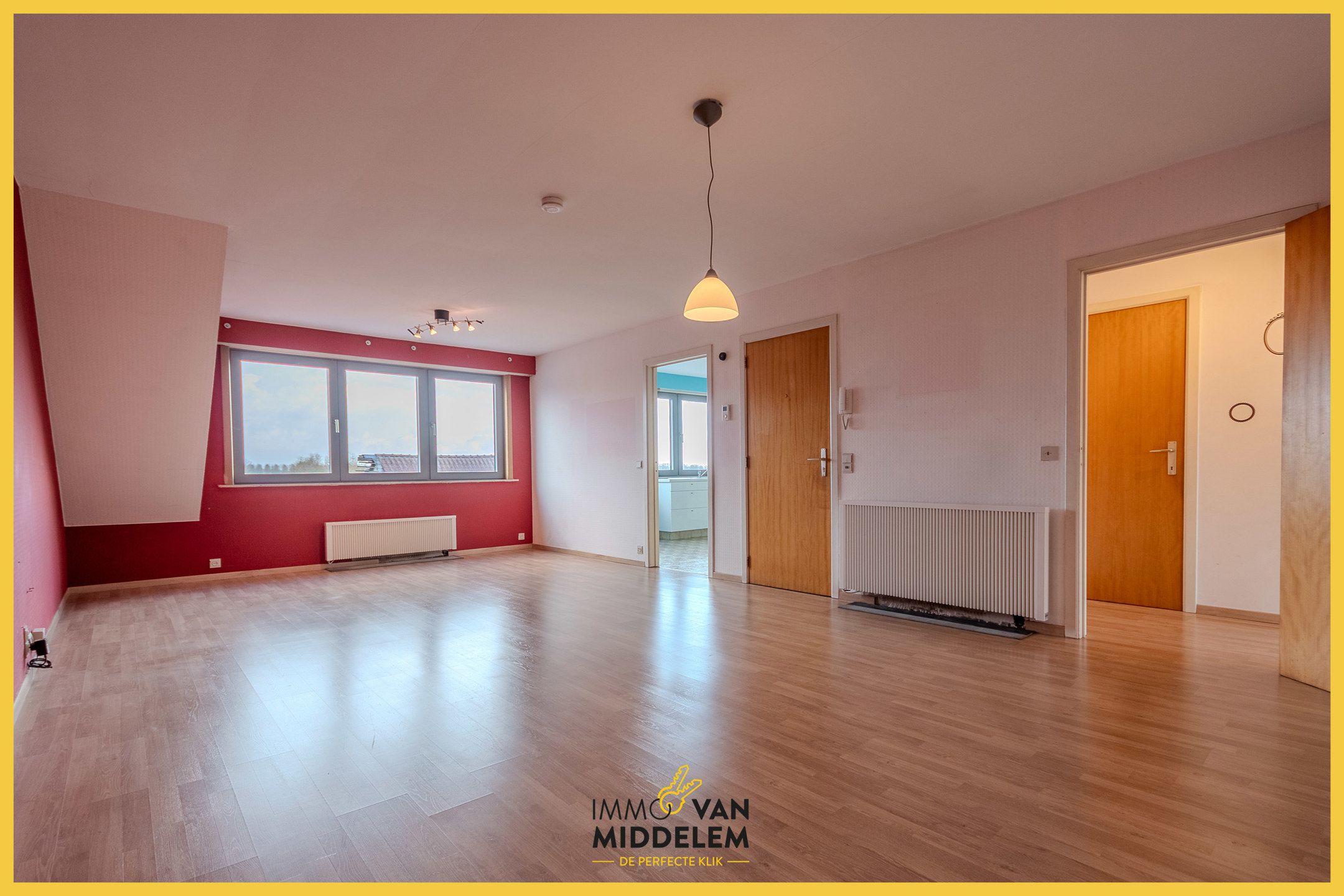 LICHTRIJK EN RUIM APPARTEMENT MET 2 KAMERS & GARAGE  foto 3