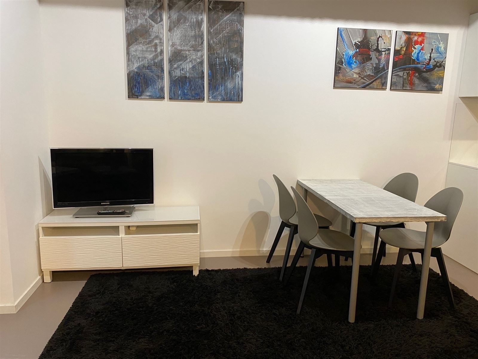 Studio met terras in recent gebouw. foto {{pictureIndex}}