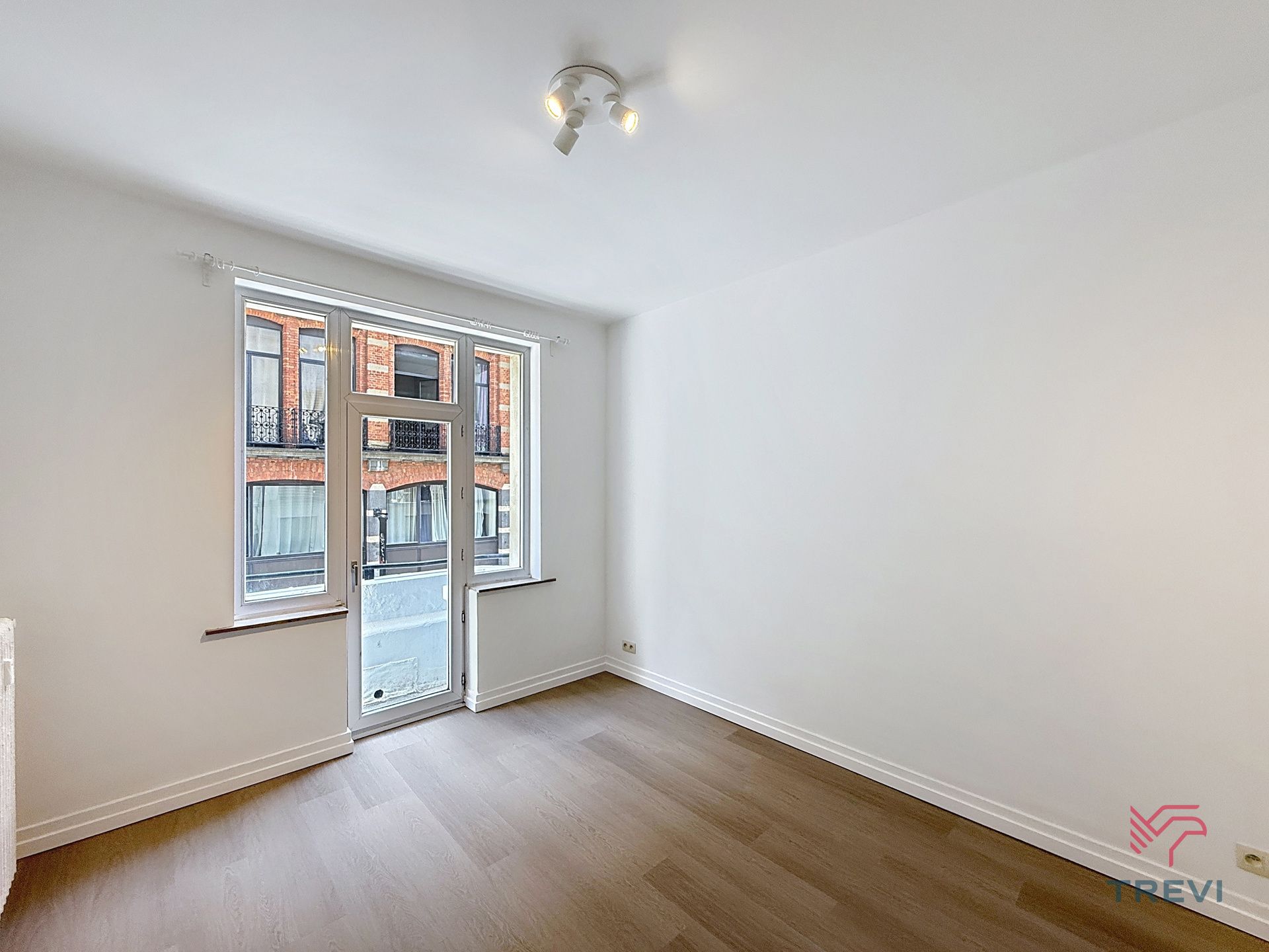 Volledig gerenoveerd appartement met 2 slaapkamers + studeerkamer! foto 4