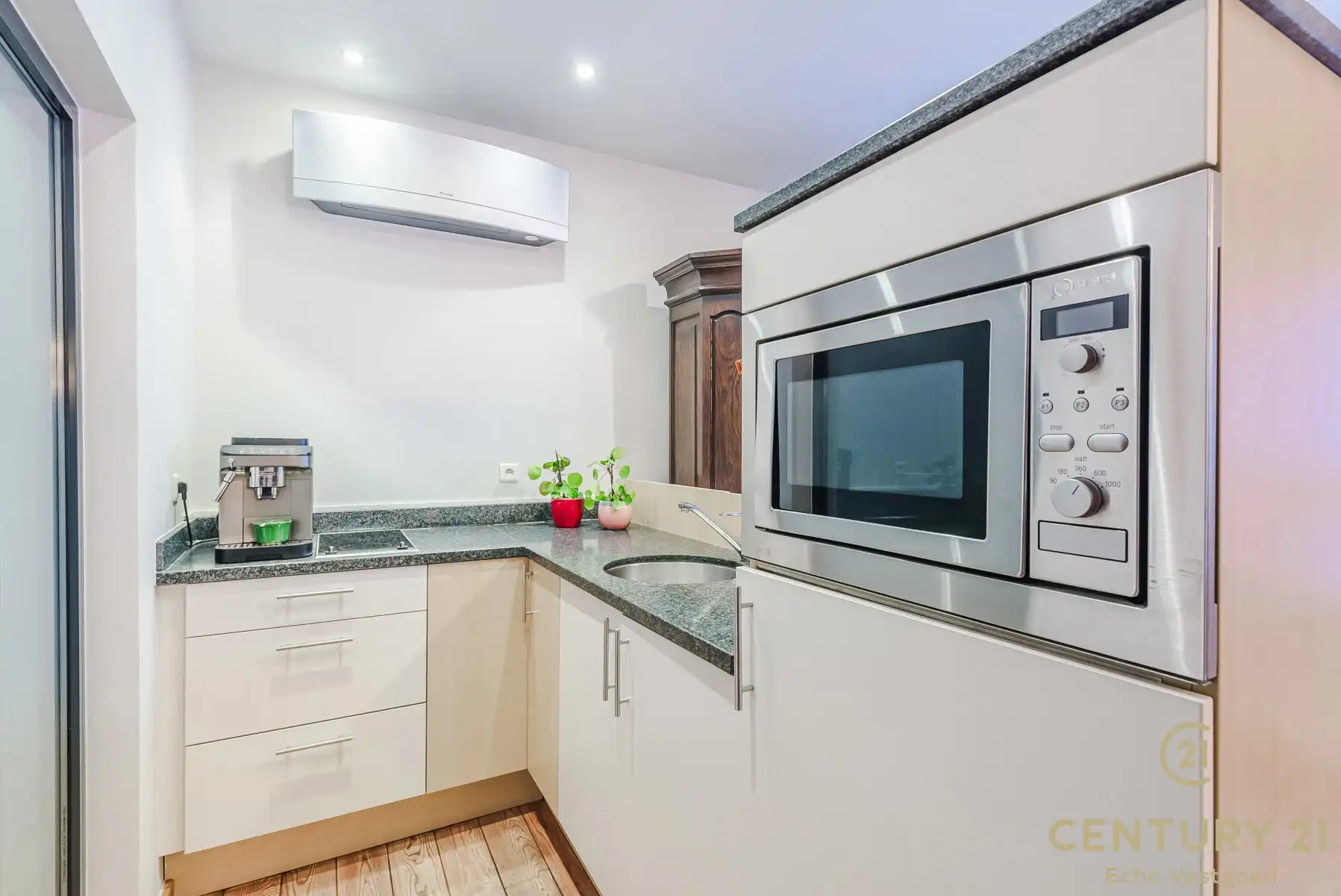 Handelszaak met gerenoveerde woonst op topligging  foto 13