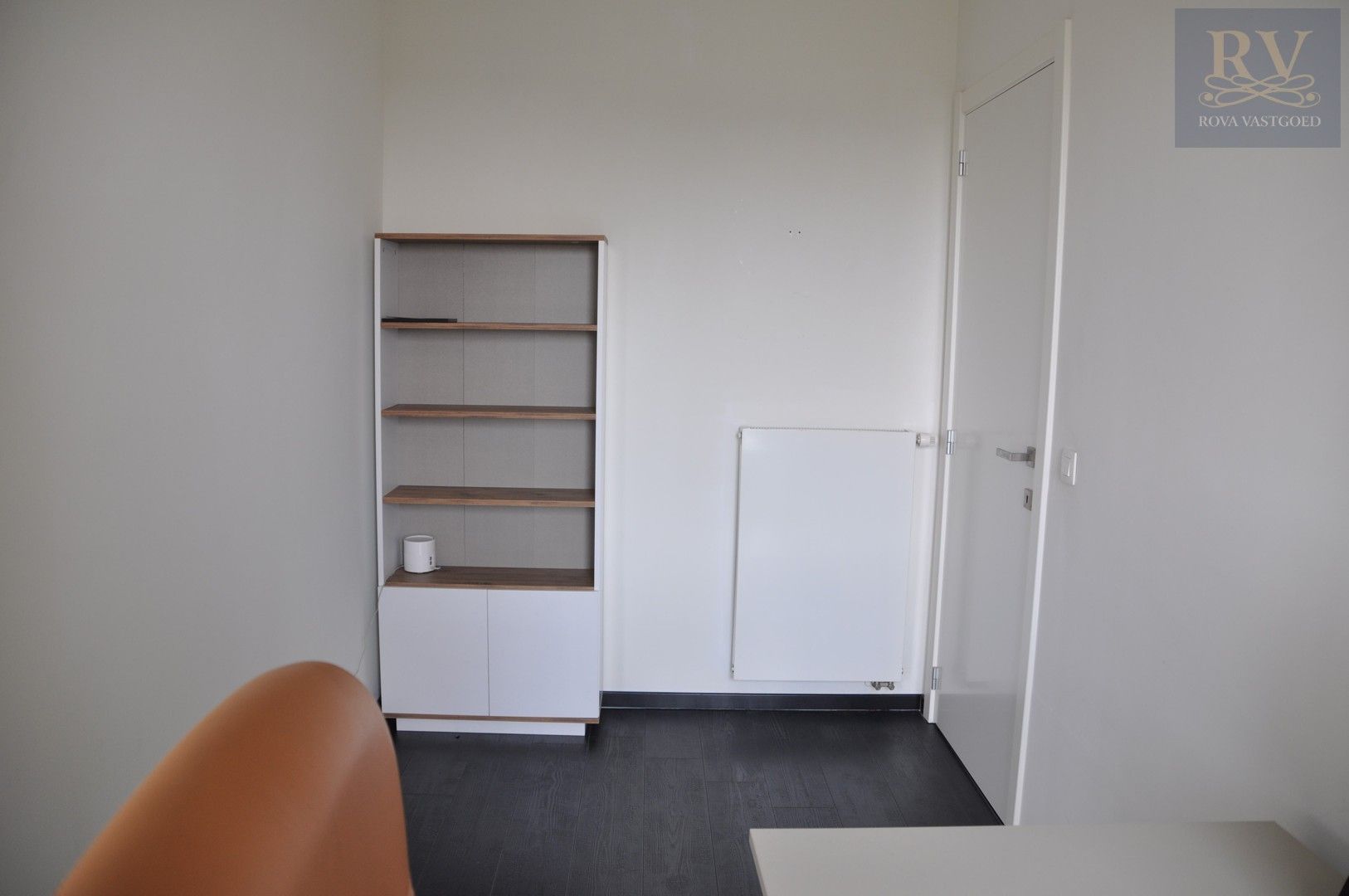 RUIM APPARTEMENT VAN +- 100 M² MET 2 SLPK EN BUREEL OP CENTRALE LOCATIE IN HASSELT foto 12