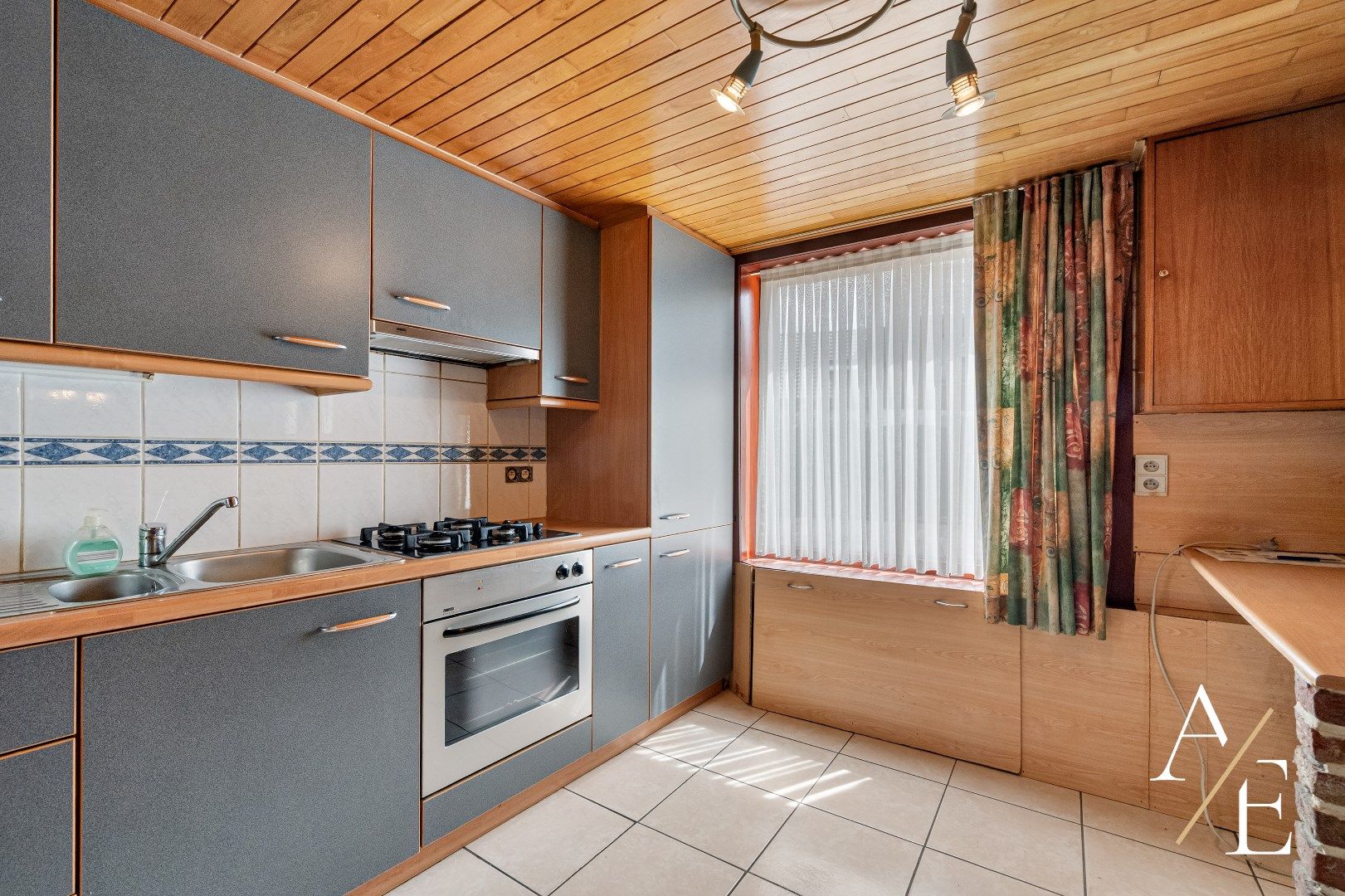 BERLARE - Te renoveren woning met tuin/parking/garage. foto 5