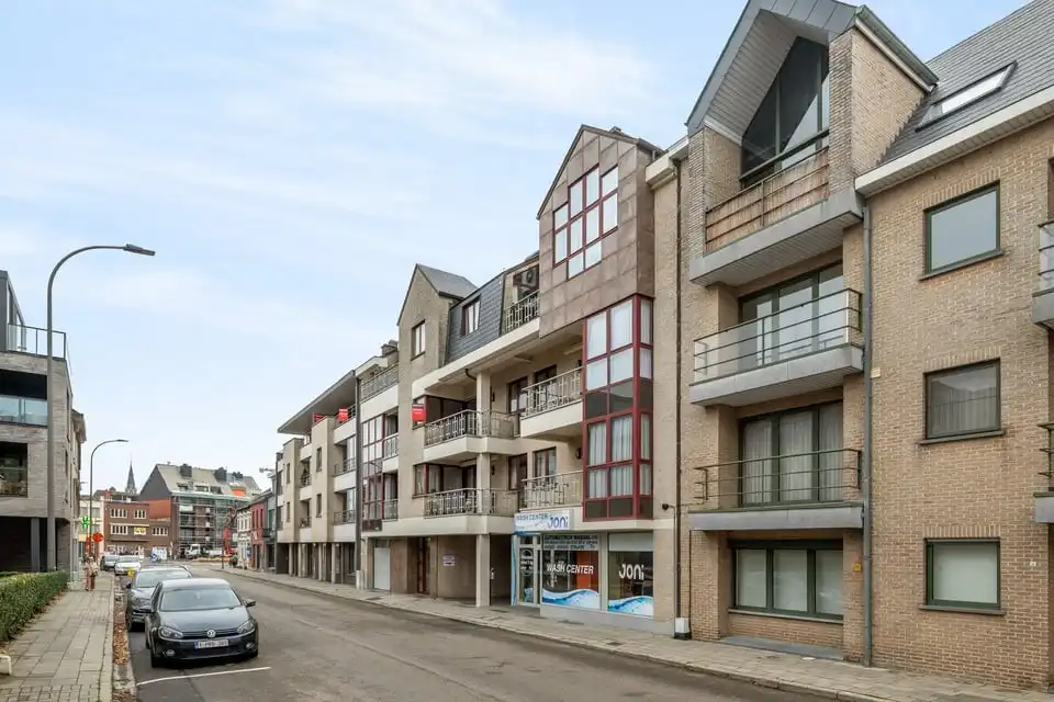 RUIM APPARTEMENT MET UITZONDERLIJK TERRAS VAN +50M² IN SINT-TRUIDEN foto 2