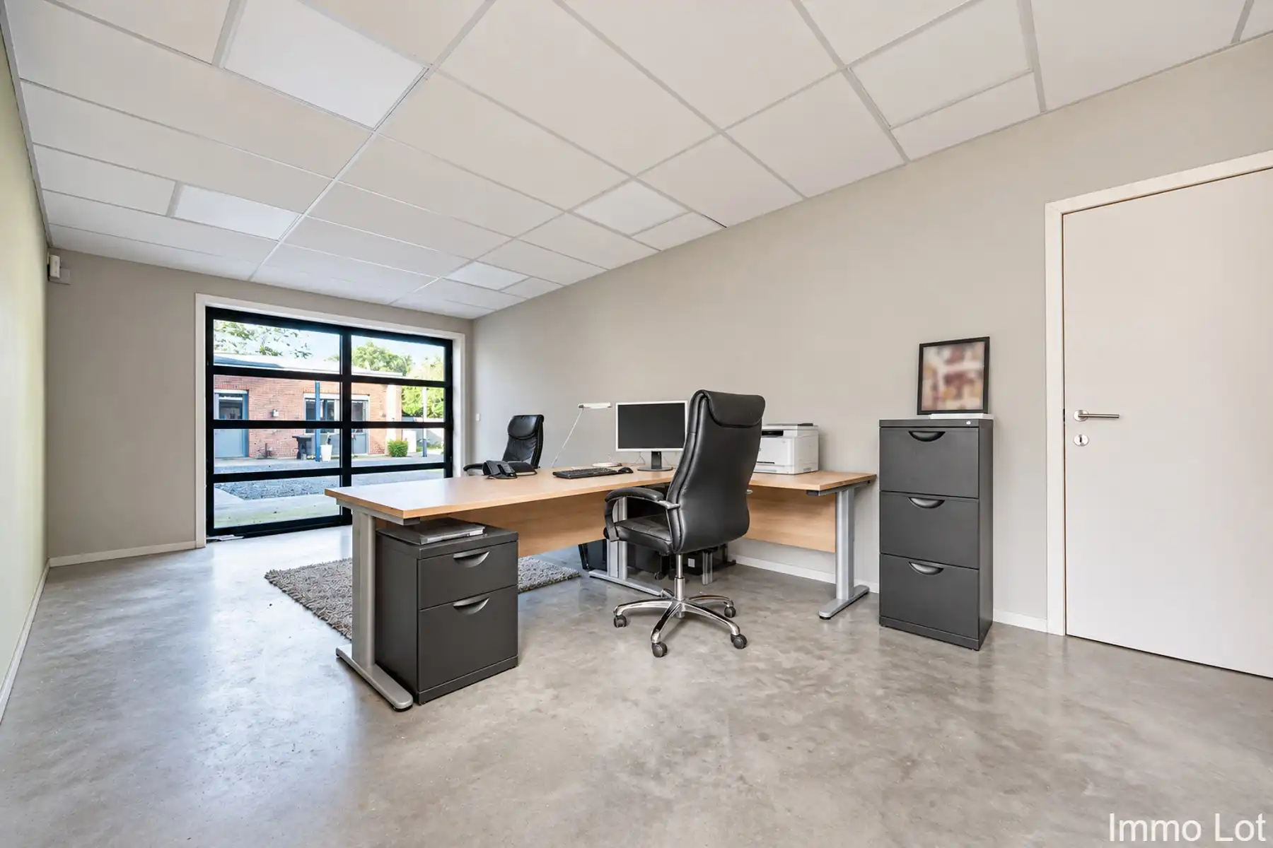 Woning met groot magazijn, dubbele garage en apart bureau foto 18