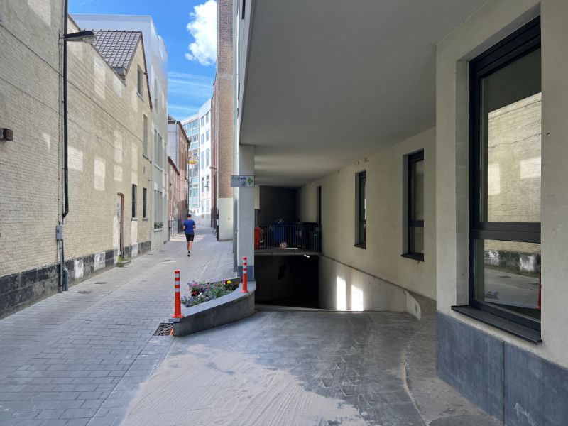 --- NIEUW --- Ondergrondse (-2) autostaanplaats te huur te Gent centrum foto 2