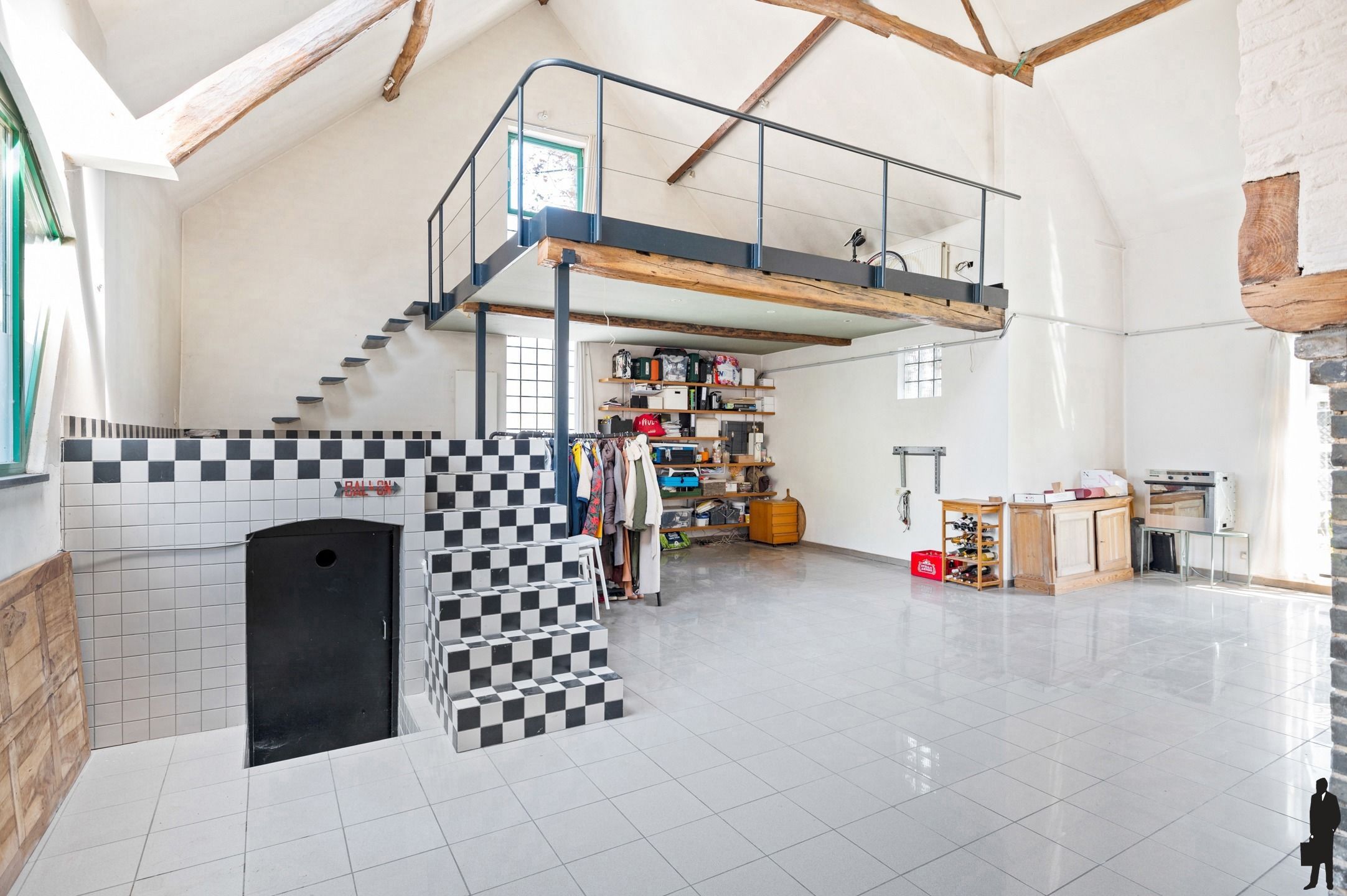 Unieke te renoveren hoevewoning met mooie parktuin foto 19