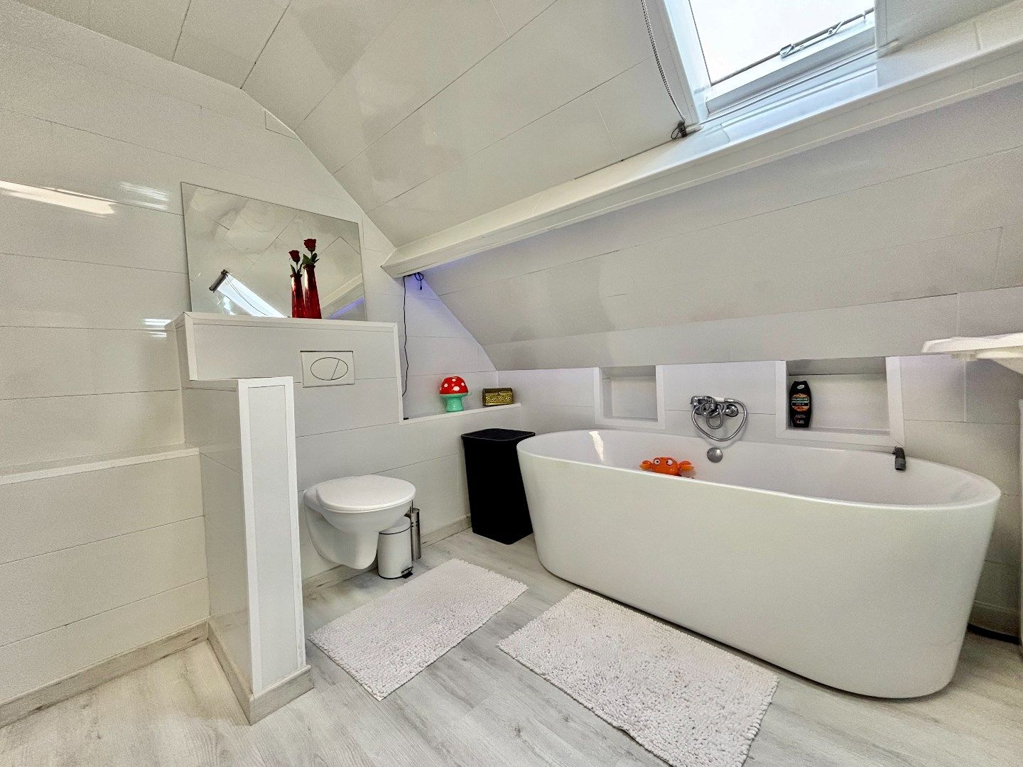 GERENOVEERDE RIJWONING MET 3 SLPKS, 2 BADKAMERS EN MOGELIJKHEID HUURGARAGE foto 16