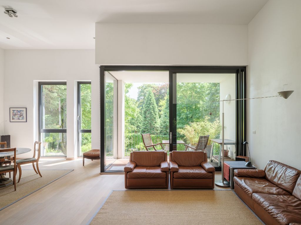 Ruim en lichtrijk 2-slaapkamerappartement met zonneterras in een groene en rustige omgeving vlakbij de Coupure. foto {{pictureIndex}}