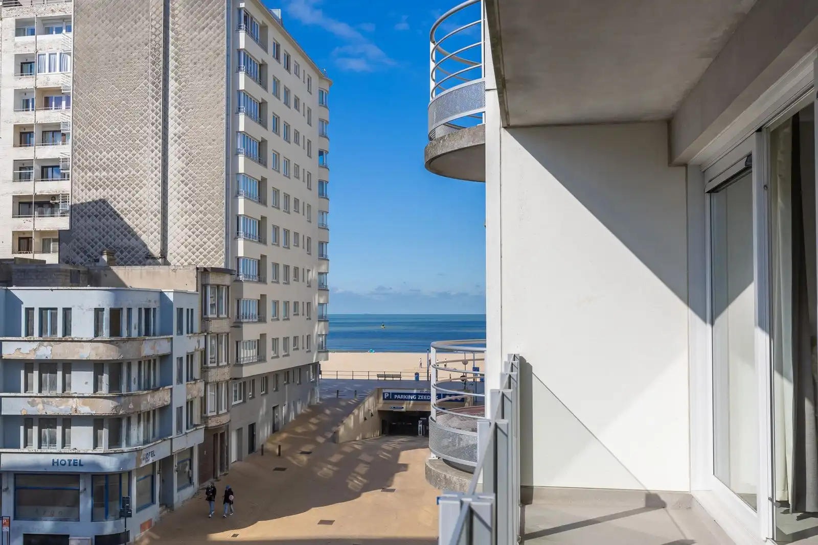 Moderne studio met een zonnig terras en lateraal zeezicht foto 2