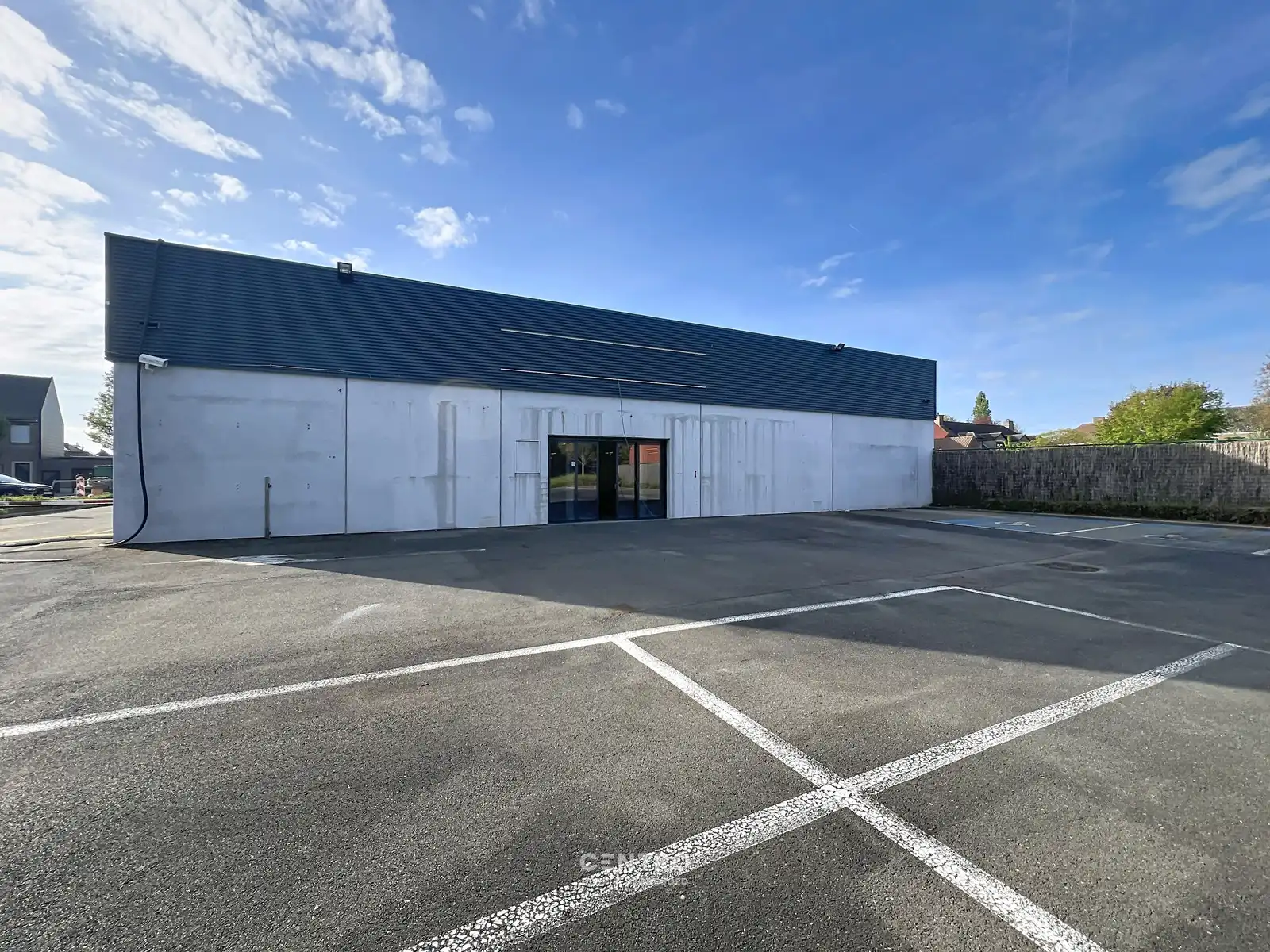 Multifunctioneel bedrijfspand (binnenrecreatie, toonzaal, winkel, opslag,...) van 782m² met 40 parkeerplaatsen op eigen terrein te Bavikhove (Harelbeke). foto 2