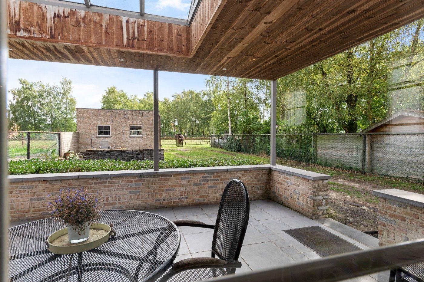 Recente, grote HOB met 4+ slpk., dubbele garage, weide en stallen foto 24