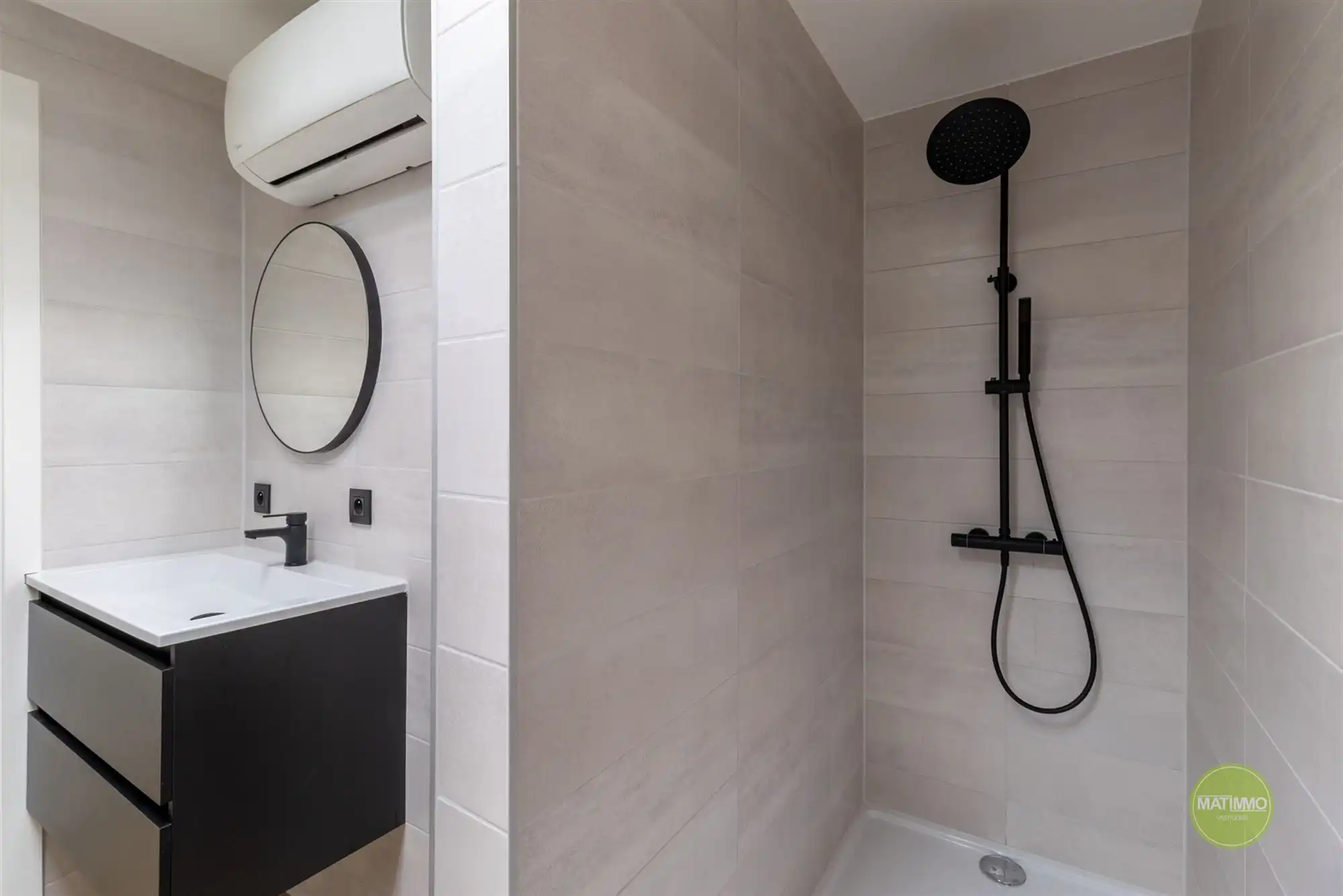 Gerenoveerde woning met twee slaapkamers en garage in Mol foto 10