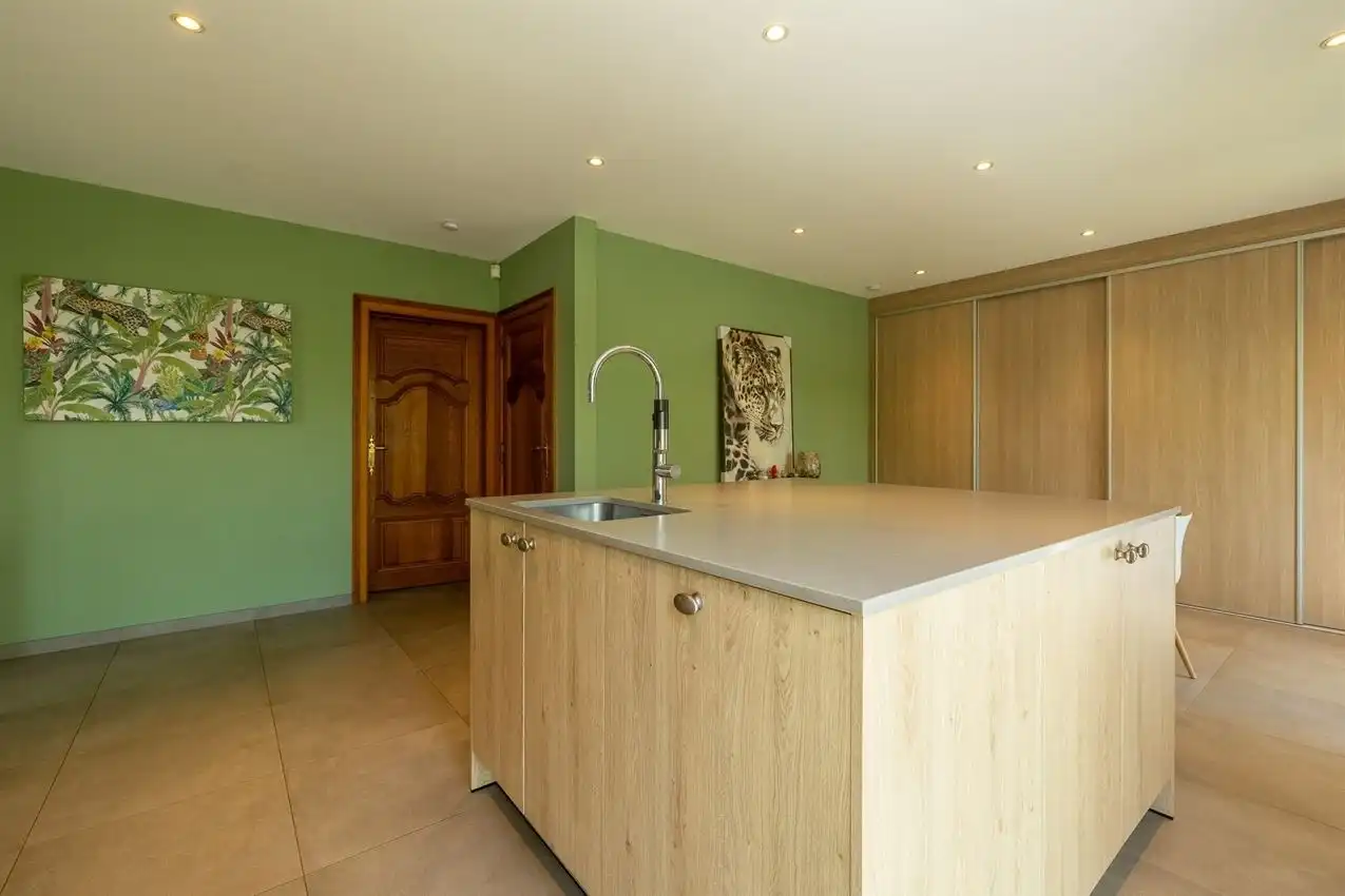 Moderne "Engelse charme, hedendaagse verfijning in oase van groen foto 16