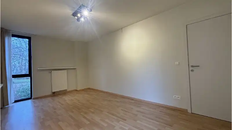 Comfortabel en lichtrijk 2-slaapkamerappartement met TERRAS te huur in Brugge foto 5